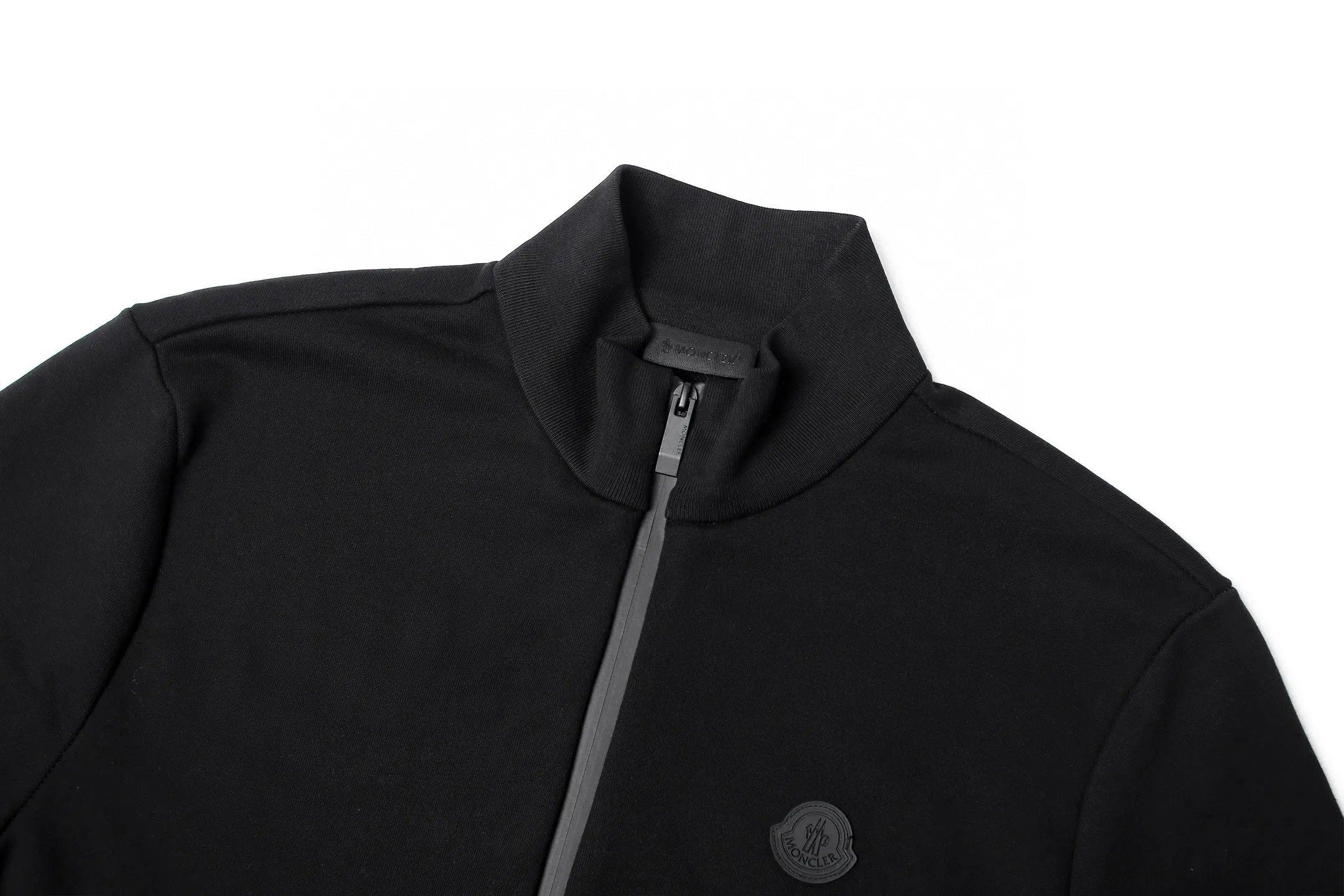 P450 [Exclusive supply] Moncler emblem stand collar solid color zipper jacket. Original purchase and development for 7,300. The fabric is made of 480 grams of Austrian cotton sweatshirt fabric, the lining is made of 180 grams of combed cotton plain weave, the ribs are made of 380 grams of 1*1 trendy brand ribs, the fabric is fermented, high-temperature heat transfer, customized 1:1 chapter, customized 1:1 zipper, customized 1:1 trademark, fitted version. The overall wiring is straight and delicate, the fabric is comfortable and soft, and the color is consistent without color difference. It can be matched with the same style to create a fashionable look and suit various occasions. Size:S-M-L-XL