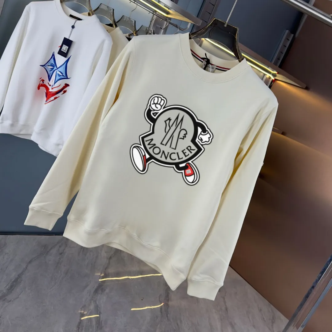 P210 high version sweatshirt) 📦With exclusive picture packaging📦 [Long-term ready stock] Upgraded version "Mobile phone smart sensor ~ NFC chip armband ~ Direct access to the official website anti-counterfeiting" 〖 𝐌𝐎𝐍𝐂𝐋𝐄𝐑 ~ Mouth covering〗 2025 new high quality, using 450g heavyweight fabric Different from the market currency, you can mix and match everything at will and you will be handsome😎The whole clothes is made of double waistcoats. The double waistcoats make the whole dress more three-dimensional. It is not an ordinary factory that can do such fine work. 2025 autumn and winter new style, on sale at the counter, exquisite printed round neck terry sweatshirt. High-end double-ply cotton. Customized stretch ribs are dyed in the same vat. Three standards are complete. It is matched with digital printing patterns and is very breathable. Same style for men and women. Color: black, white, apricot. Size: S M L XL 2XL