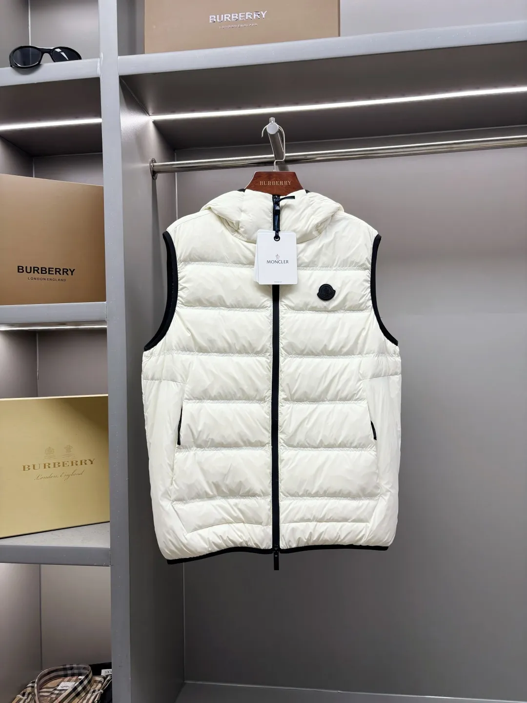 P760 Moncler's new logo down vest for the mouth, classic black and white style, same style for men and women, simple and high-end. Customized accessories at the counter, top-grade imported white duck down filling, both light and warm, bid farewell to bloat, easy to control fashion and temperature~ Hooded design, windproof and stylish, whether worn inside or outside, it can add points to the style, adapt to various styles, so that you can go out coolly in the cold season~ Size: M-XXXL Color: Black White