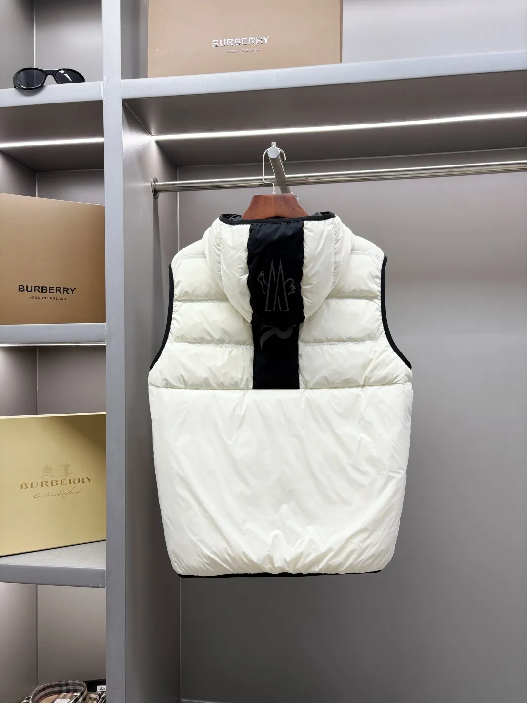 P760 Moncler's new logo down vest for the mouth, classic black and white style, same style for men and women, simple and high-end. Customized accessories at the counter, top-grade imported white duck down filling, both light and warm, bid farewell to bloat, easy to control fashion and temperature~ Hooded design, windproof and stylish, whether worn inside or outside, it can add points to the style, adapt to various styles, so that you can go out coolly in the cold season~ Size: M-XXXL Color: Black White