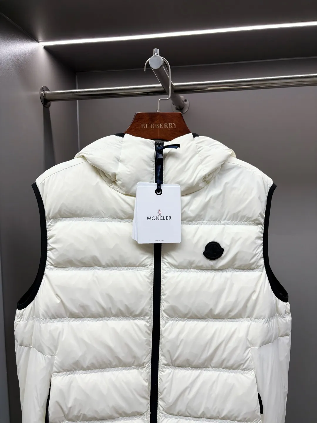 P760 Moncler's new logo down vest for the mouth, classic black and white style, same style for men and women, simple and high-end. Customized accessories at the counter, top-grade imported white duck down filling, both light and warm, bid farewell to bloat, easy to control fashion and temperature~ Hooded design, windproof and stylish, whether worn inside or outside, it can add points to the style, adapt to various styles, so that you can go out coolly in the cold season~ Size: M-XXXL Color: Black White