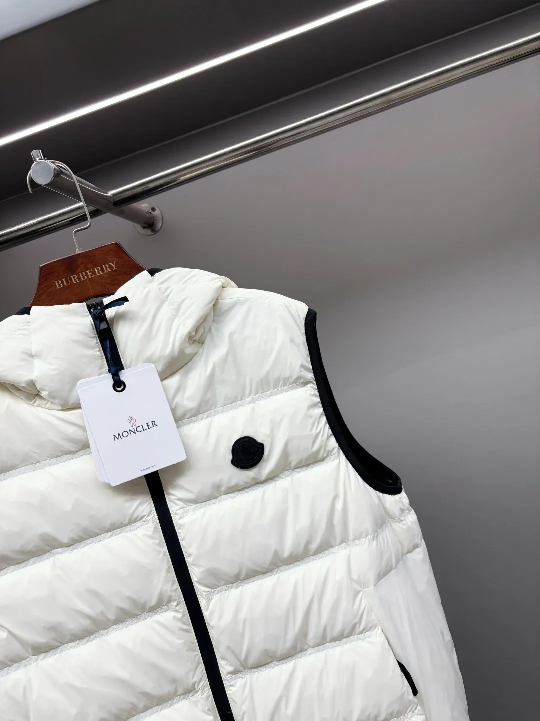 P760 Moncler's new logo down vest for the mouth, classic black and white style, same style for men and women, simple and high-end. Customized accessories at the counter, top-grade imported white duck down filling, both light and warm, bid farewell to bloat, easy to control fashion and temperature~ Hooded design, windproof and stylish, whether worn inside or outside, it can add points to the style, adapt to various styles, so that you can go out coolly in the cold season~ Size: M-XXXL Color: Black White