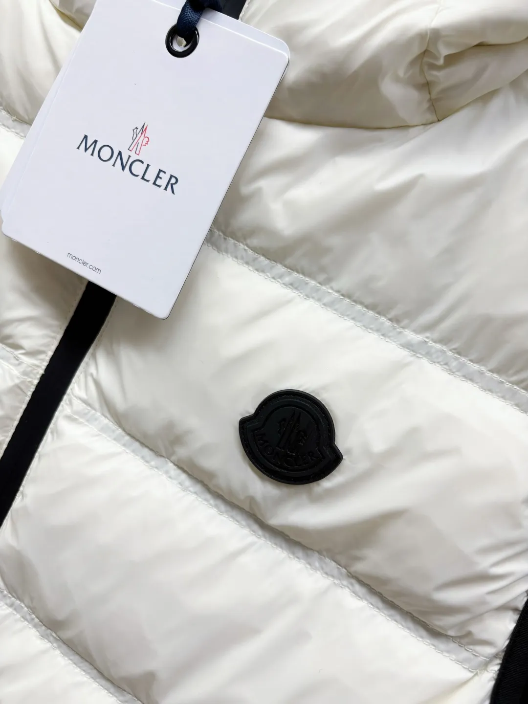 P760 Moncler's new logo down vest for the mouth, classic black and white style, same style for men and women, simple and high-end. Customized accessories at the counter, top-grade imported white duck down filling, both light and warm, bid farewell to bloat, easy to control fashion and temperature~ Hooded design, windproof and stylish, whether worn inside or outside, it can add points to the style, adapt to various styles, so that you can go out coolly in the cold season~ Size: M-XXXL Color: Black White