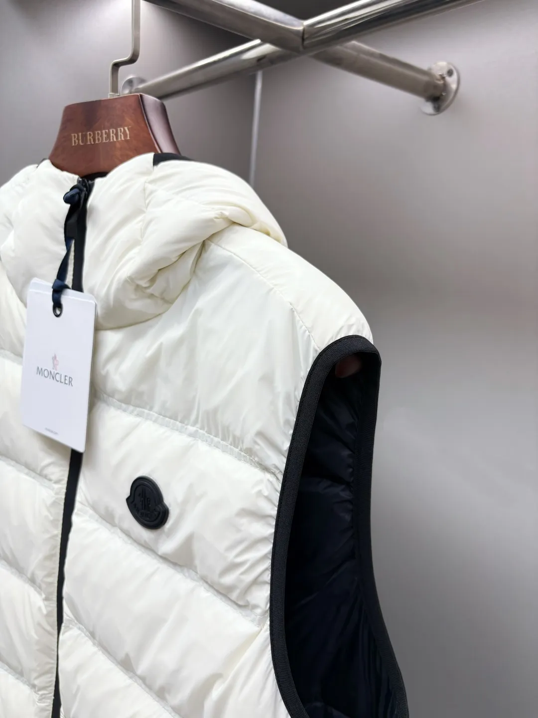 P760 Moncler's new logo down vest for the mouth, classic black and white style, same style for men and women, simple and high-end. Customized accessories at the counter, top-grade imported white duck down filling, both light and warm, bid farewell to bloat, easy to control fashion and temperature~ Hooded design, windproof and stylish, whether worn inside or outside, it can add points to the style, adapt to various styles, so that you can go out coolly in the cold season~ Size: M-XXXL Color: Black White