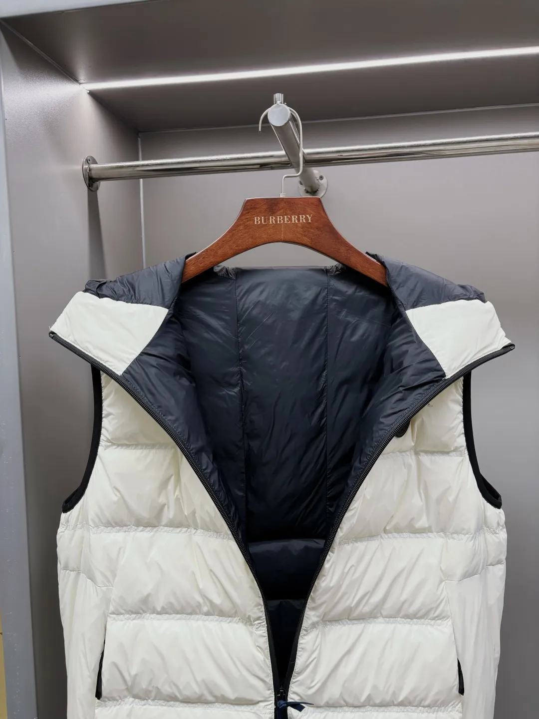 P760 Moncler's new logo down vest for the mouth, classic black and white style, same style for men and women, simple and high-end. Customized accessories at the counter, top-grade imported white duck down filling, both light and warm, bid farewell to bloat, easy to control fashion and temperature~ Hooded design, windproof and stylish, whether worn inside or outside, it can add points to the style, adapt to various styles, so that you can go out coolly in the cold season~ Size: M-XXXL Color: Black White