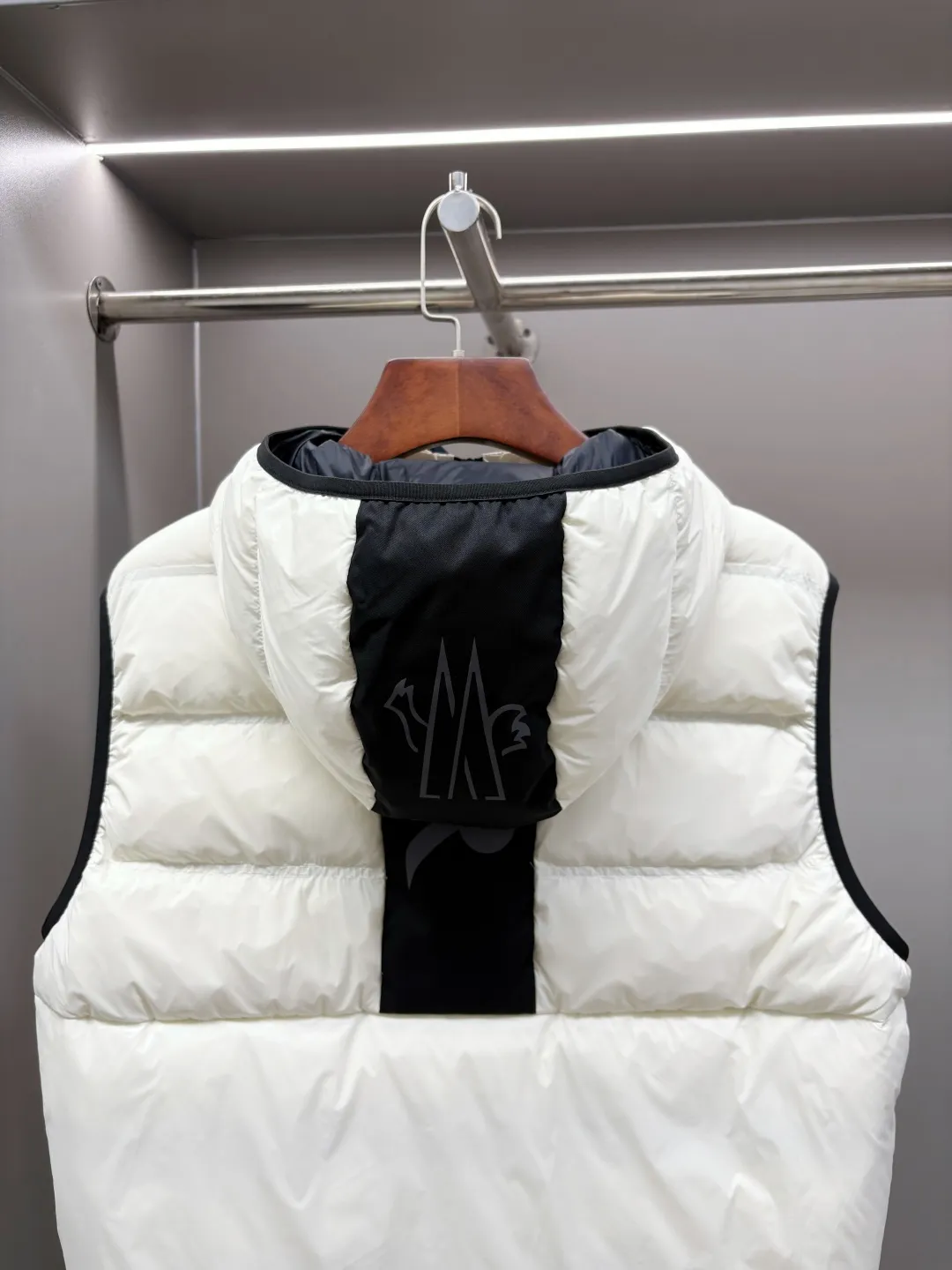 P760 Moncler's new logo down vest for the mouth, classic black and white style, same style for men and women, simple and high-end. Customized accessories at the counter, top-grade imported white duck down filling, both light and warm, bid farewell to bloat, easy to control fashion and temperature~ Hooded design, windproof and stylish, whether worn inside or outside, it can add points to the style, adapt to various styles, so that you can go out coolly in the cold season~ Size: M-XXXL Color: Black White