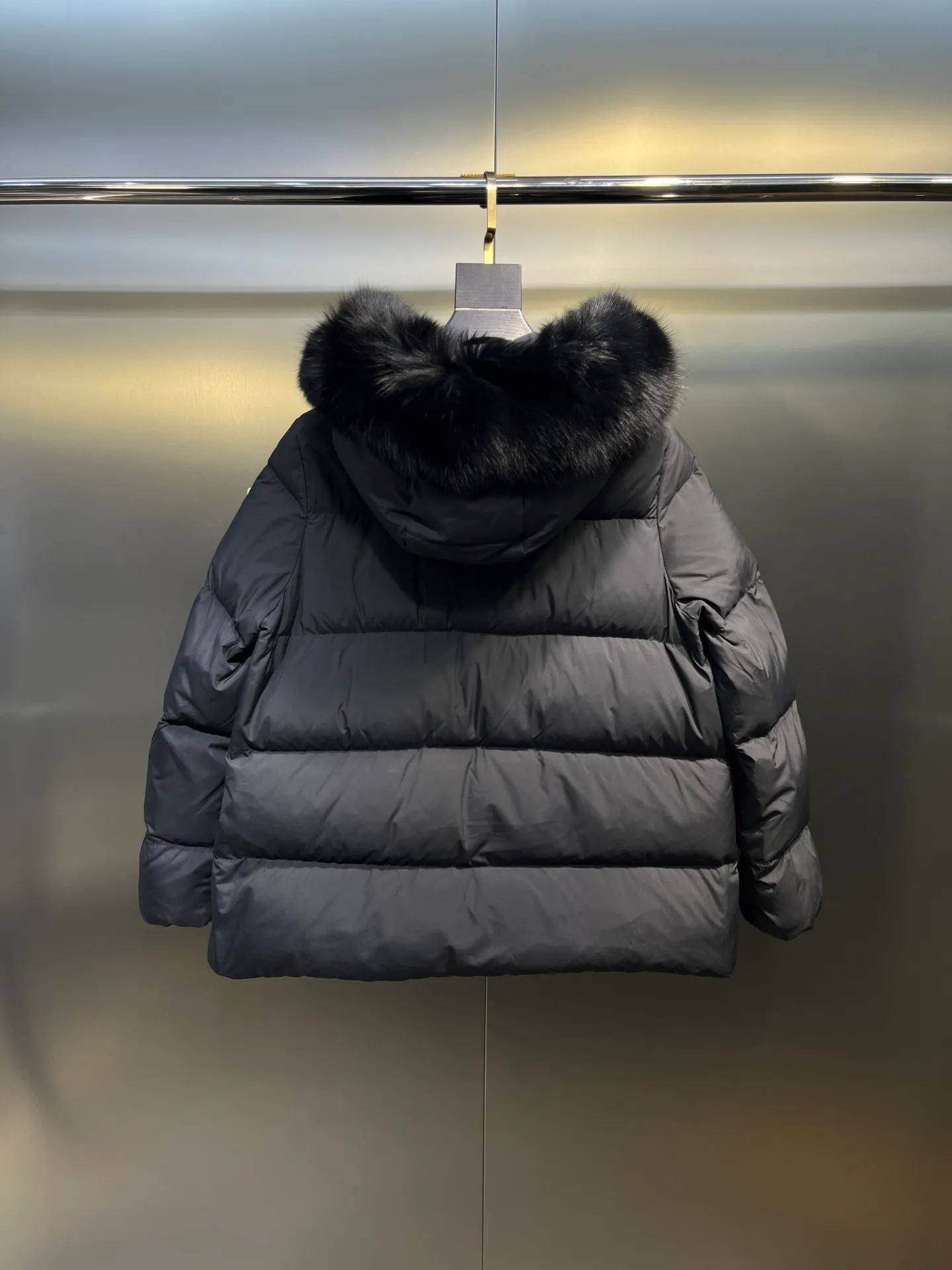 P960 moncler🌟 25s new autumn and winter classic doll version hooded fur collar down jacket. Original custom-made oversized raccoon fur collar. Memory silk fabric texture is awesome. Age-reducing girl style. A-line version casually matched to reduce age and fashion. National standard imported 90 velvet filling. Light, warm and comfortable. Original hardware accessories. Original mark and original mark. Full size: 1234