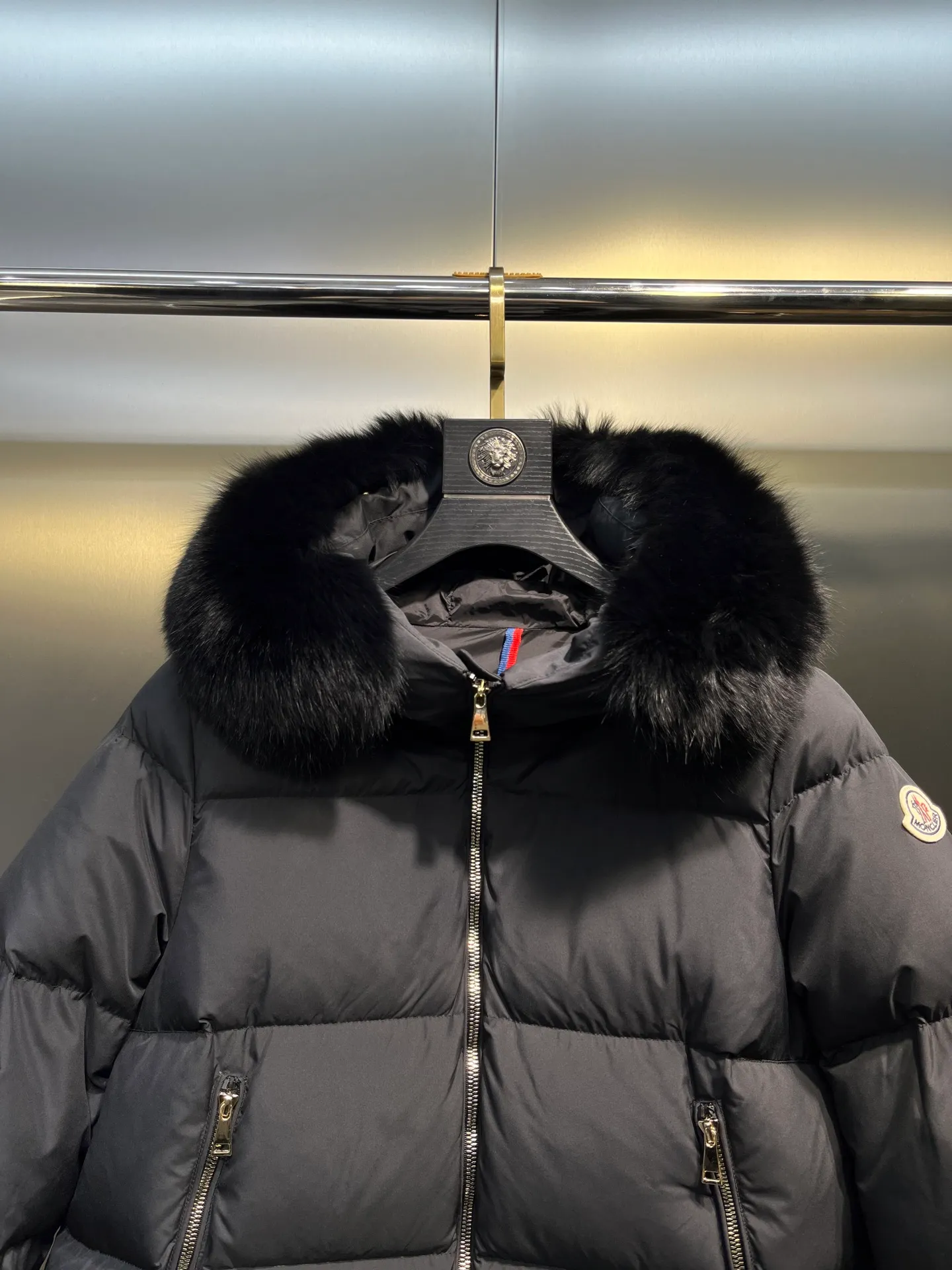 P960 moncler🌟 25s new autumn and winter classic doll version hooded fur collar down jacket. Original custom-made oversized raccoon fur collar. Memory silk fabric texture is awesome. Age-reducing girl style. A-line version casually matched to reduce age and fashion. National standard imported 90 velvet filling. Light, warm and comfortable. Original hardware accessories. Original mark and original mark. Full size: 1234