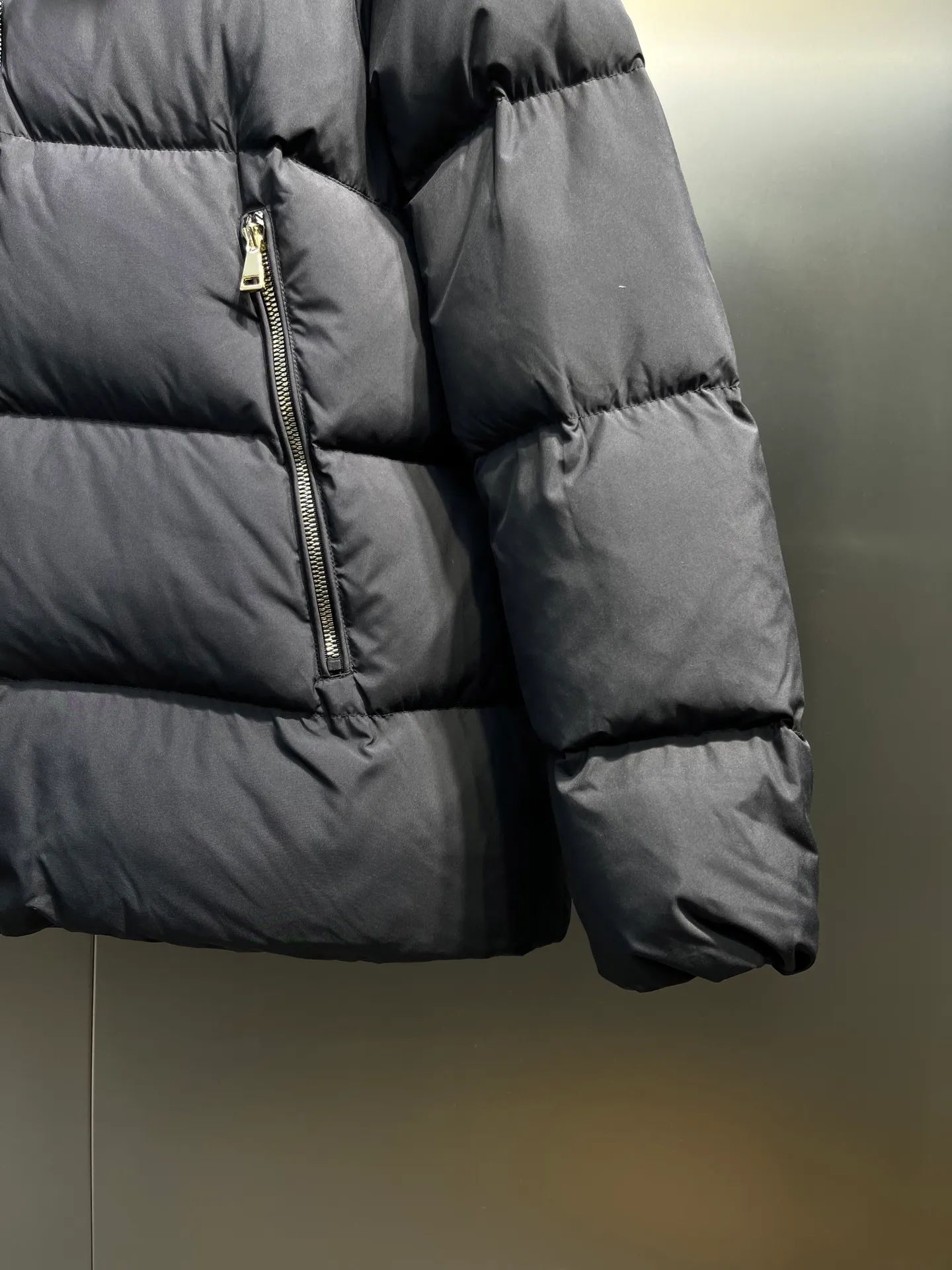P960 moncler🌟 25s new autumn and winter classic doll version hooded fur collar down jacket. Original custom-made oversized raccoon fur collar. Memory silk fabric texture is awesome. Age-reducing girl style. A-line version casually matched to reduce age and fashion. National standard imported 90 velvet filling. Light, warm and comfortable. Original hardware accessories. Original mark and original mark. Full size: 1234