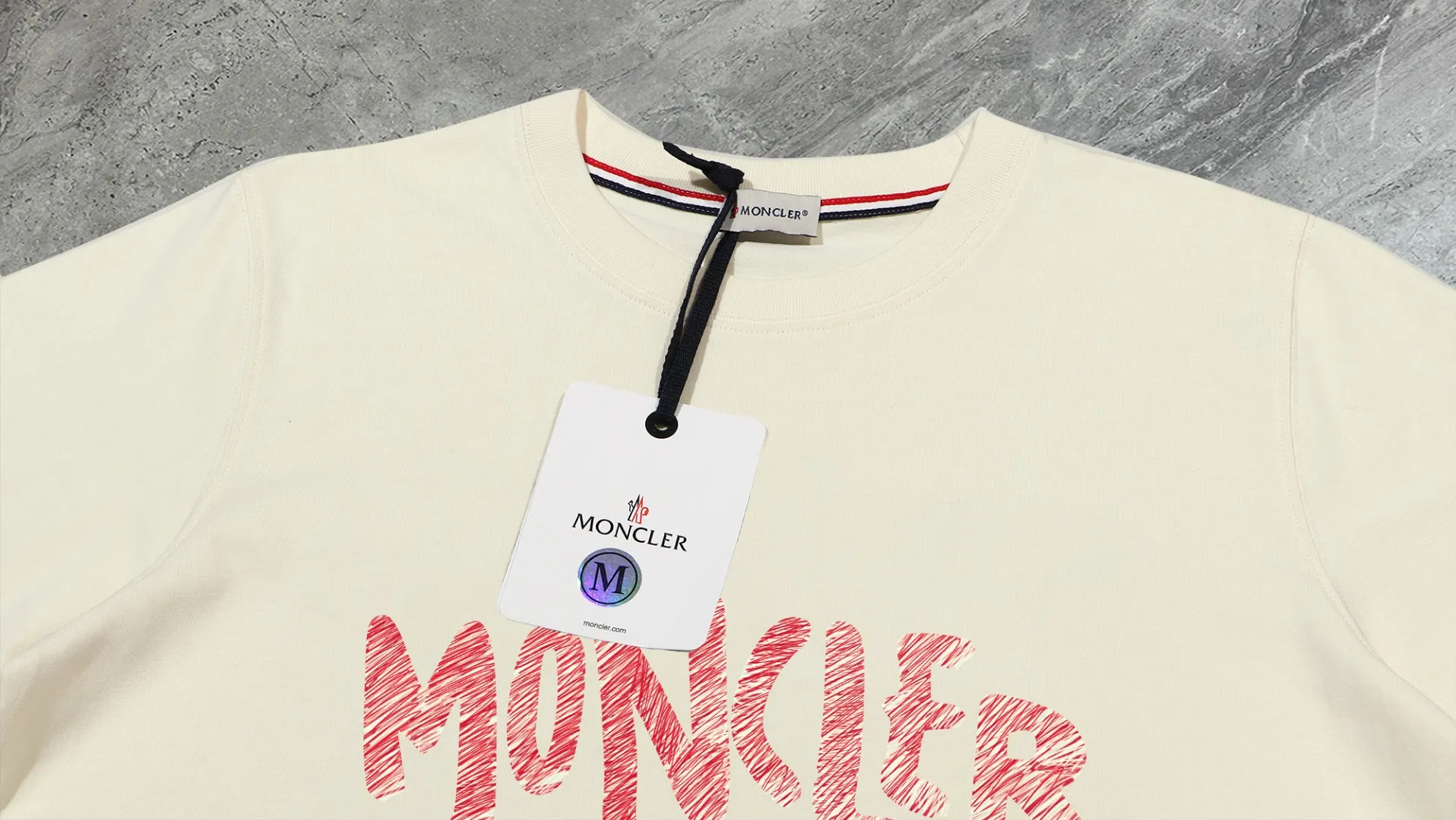P140 💰Upgraded version "Mobile phone smart sensor ~ NFC chip armband ~ direct access to the official website for anti-counterfeiting" "Moncler ~ Mouth Mouth" 2025 new high-quality round neck short-sleeved T-shirt. The cuffs have imported embroidered labels. Customized dyeing, very comfortable to touch. Super versatile and good-looking short-sleeved. Complete with three labels. Non-market ordinary version. Feel free to compare. Quality is absolutely guaranteed! ‼ First of all, this original fabric is all custom-woven with 32-count double yarn fabric, 250G, and the weight is the same‼ Fine workmanship, double waistcoat method, double waistcoat method, double waistcoat method makes the whole dress more three-dimensional, which is not a craft that ordinary T-shirts can achieve🤪 Size: S-M-L-XL-2XL Color: black, white, apricot, same style for men and women