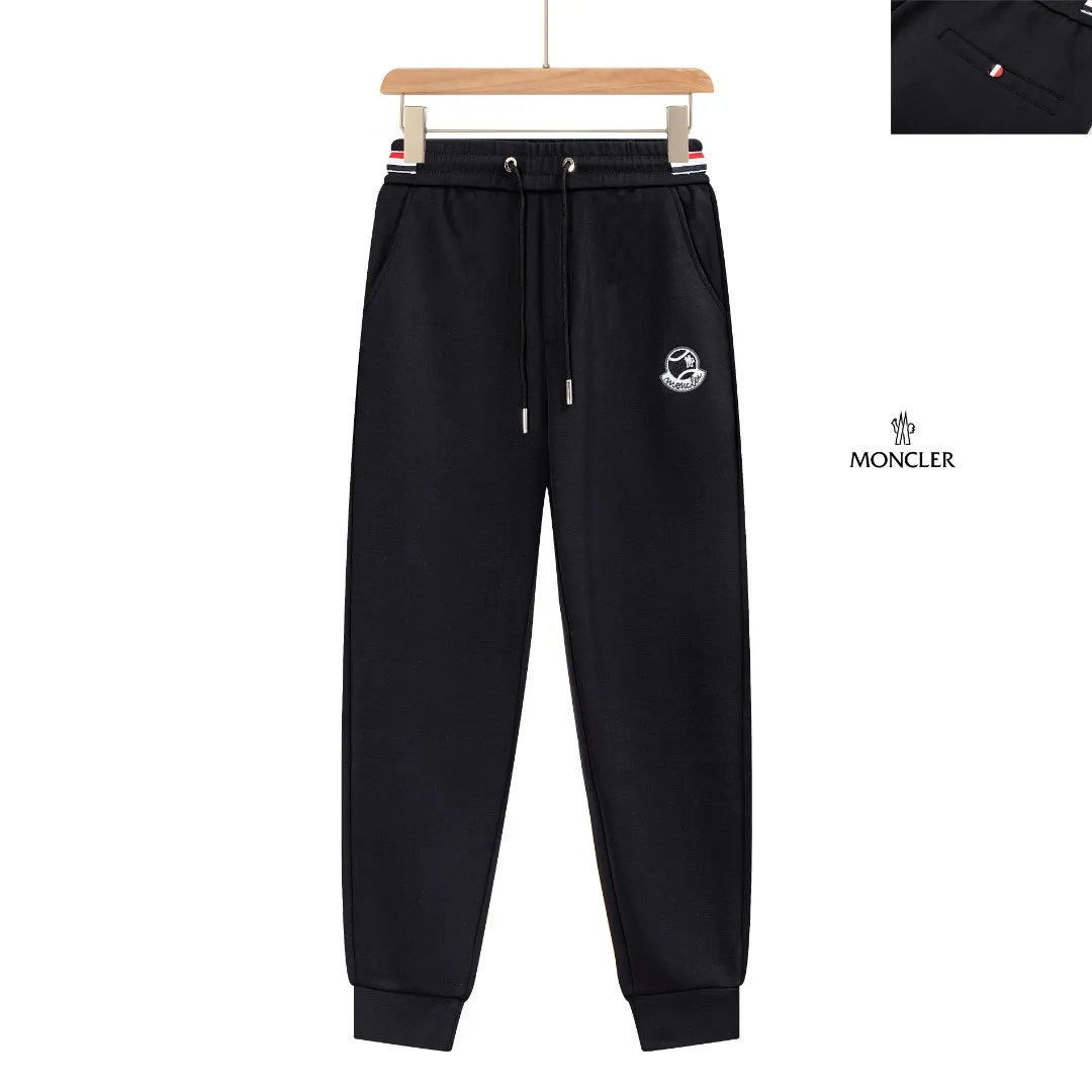 P290 Moncler 25 new autumn trousers European trade channels, direct delivery from Italian overseas warehouses, limited sales of overseas boutiques.  25SS new casual and fashionable sweatpants. This sweatpants adopts the design of big brands to create a fashionable trend. The details are exquisitely processed, showing super high quality.  The pants are embellished with iconic brand logos to highlight the brand style and create a fashionable and diverse look. Carefully crafted from 100% imported fabrics, they are soft and comfortable, and are skin-friendly and warm. They are a pair of pants that are comfortable both at home and when going out. You can just wear a jacket and a sweater to go out~ Color: Black Size: M L XL 2XL 3XL