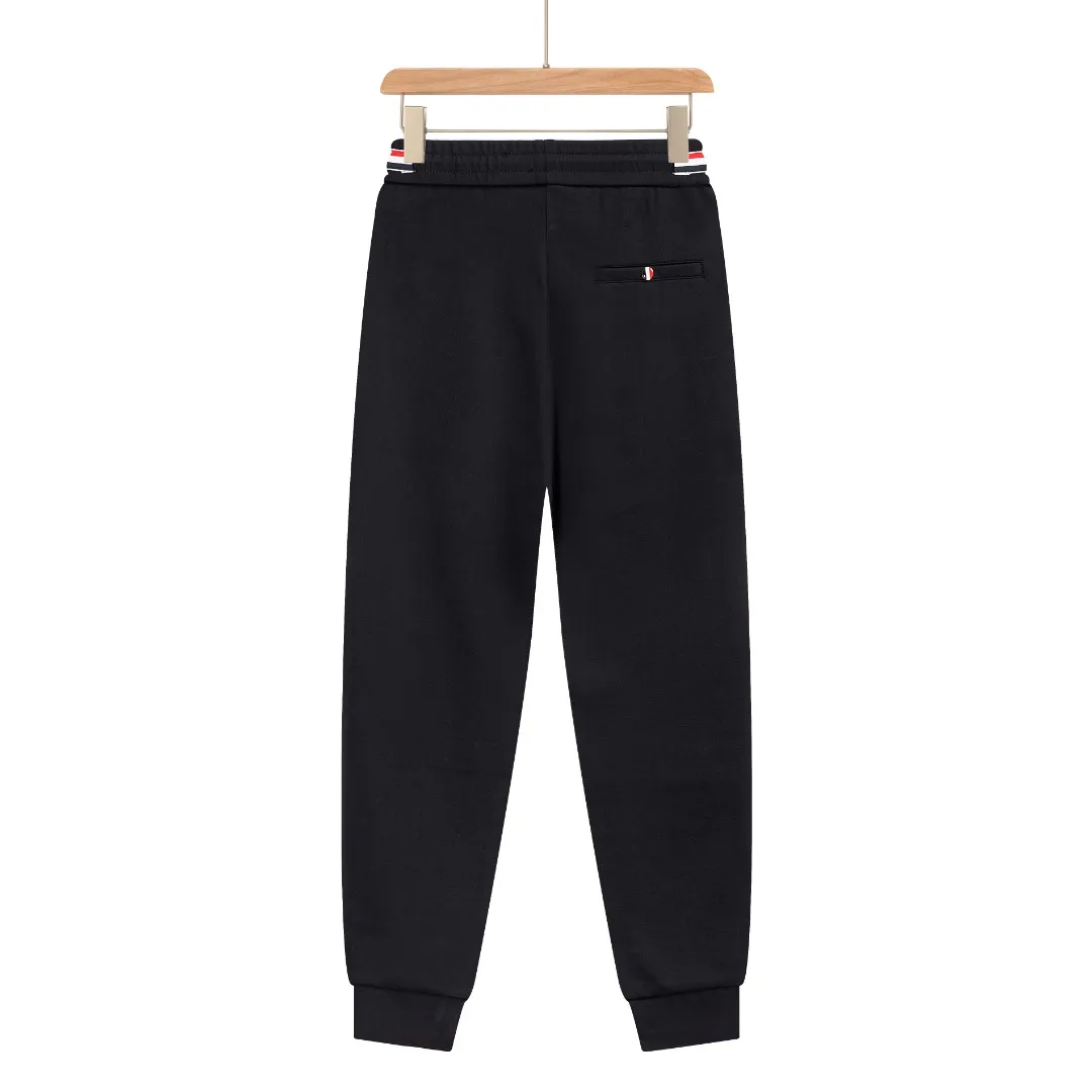P290 Moncler 25 new autumn trousers European trade channels, direct delivery from Italian overseas warehouses, limited sales of overseas boutiques.  25SS new casual and fashionable sweatpants. This sweatpants adopts the design of big brands to create a fashionable trend. The details are exquisitely processed, showing super high quality.  The pants are embellished with iconic brand logos to highlight the brand style and create a fashionable and diverse look. Carefully crafted from 100% imported fabrics, they are soft and comfortable, and are skin-friendly and warm. They are a pair of pants that are comfortable both at home and when going out. You can just wear a jacket and a sweater to go out~ Color: Black Size: M L XL 2XL 3XL
