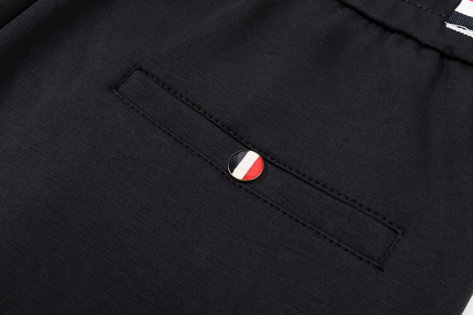 P290 Moncler 25 new autumn trousers European trade channels, direct delivery from Italian overseas warehouses, limited sales of overseas boutiques.  25SS new casual and fashionable sweatpants. This sweatpants adopts the design of big brands to create a fashionable trend. The details are exquisitely processed, showing super high quality.  The pants are embellished with iconic brand logos to highlight the brand style and create a fashionable and diverse look. Carefully crafted from 100% imported fabrics, they are soft and comfortable, and are skin-friendly and warm. They are a pair of pants that are comfortable both at home and when going out. You can just wear a jacket and a sweater to go out~ Color: Black Size: M L XL 2XL 3XL