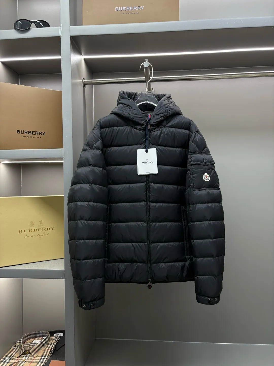 P990 Moncler new hooded down jacket. This down jacket is a warm "armor" in winter. It has a classic color scheme, is versatile and easy to wear, and has a high-end texture. The accessories are customized at the counter and are developed one-to-one from the original version. They are filled with imported top-quality white duck down. They are light but super warm. They feel no weight when worn and can easily withstand the cold. The hooded design is thoughtful and windproof, and the details are exquisite. Whether it is daily commuting or outdoor travel, it can be perfectly adapted to keep you fashionable and comfortable in the cold winter ~ Size: M-XXXL Color: Black Olive Green