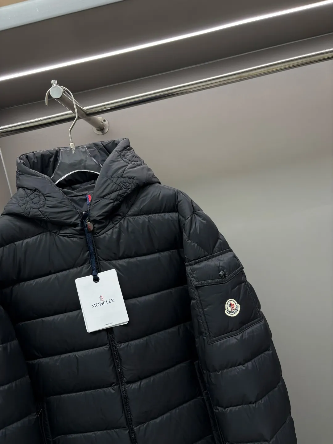 P990 Moncler new hooded down jacket. This down jacket is a warm "armor" in winter. It has a classic color scheme, is versatile and easy to wear, and has a high-end texture. The accessories are customized at the counter and are developed one-to-one from the original version. They are filled with imported top-quality white duck down. They are light but super warm. They feel no weight when worn and can easily withstand the cold. The hooded design is thoughtful and windproof, and the details are exquisite. Whether it is daily commuting or outdoor travel, it can be perfectly adapted to keep you fashionable and comfortable in the cold winter ~ Size: M-XXXL Color: Black Olive Green