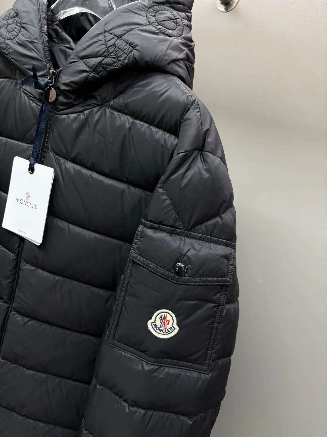 P990 Moncler new hooded down jacket. This down jacket is a warm "armor" in winter. It has a classic color scheme, is versatile and easy to wear, and has a high-end texture. The accessories are customized at the counter and are developed one-to-one from the original version. They are filled with imported top-quality white duck down. They are light but super warm. They feel no weight when worn and can easily withstand the cold. The hooded design is thoughtful and windproof, and the details are exquisite. Whether it is daily commuting or outdoor travel, it can be perfectly adapted to keep you fashionable and comfortable in the cold winter ~ Size: M-XXXL Color: Black Olive Green