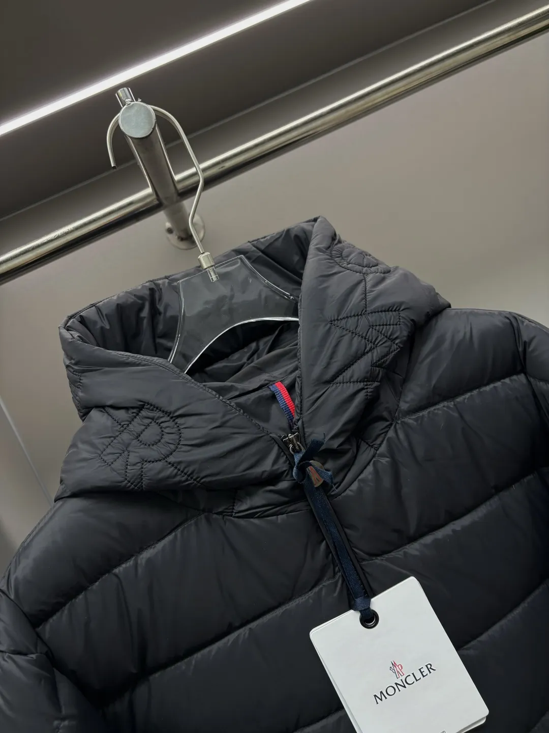 P990 Moncler new hooded down jacket. This down jacket is a warm "armor" in winter. It has a classic color scheme, is versatile and easy to wear, and has a high-end texture. The accessories are customized at the counter and are developed one-to-one from the original version. They are filled with imported top-quality white duck down. They are light but super warm. They feel no weight when worn and can easily withstand the cold. The hooded design is thoughtful and windproof, and the details are exquisite. Whether it is daily commuting or outdoor travel, it can be perfectly adapted to keep you fashionable and comfortable in the cold winter ~ Size: M-XXXL Color: Black Olive Green