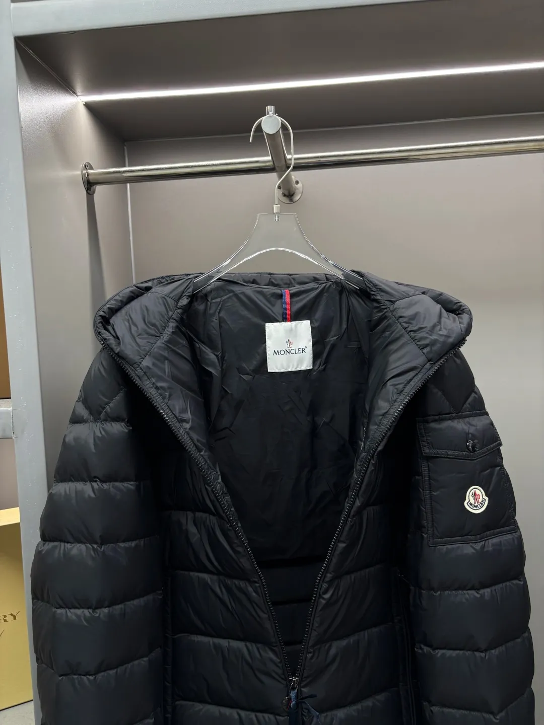 P990 Moncler new hooded down jacket. This down jacket is a warm "armor" in winter. It has a classic color scheme, is versatile and easy to wear, and has a high-end texture. The accessories are customized at the counter and are developed one-to-one from the original version. They are filled with imported top-quality white duck down. They are light but super warm. They feel no weight when worn and can easily withstand the cold. The hooded design is thoughtful and windproof, and the details are exquisite. Whether it is daily commuting or outdoor travel, it can be perfectly adapted to keep you fashionable and comfortable in the cold winter ~ Size: M-XXXL Color: Black Olive Green