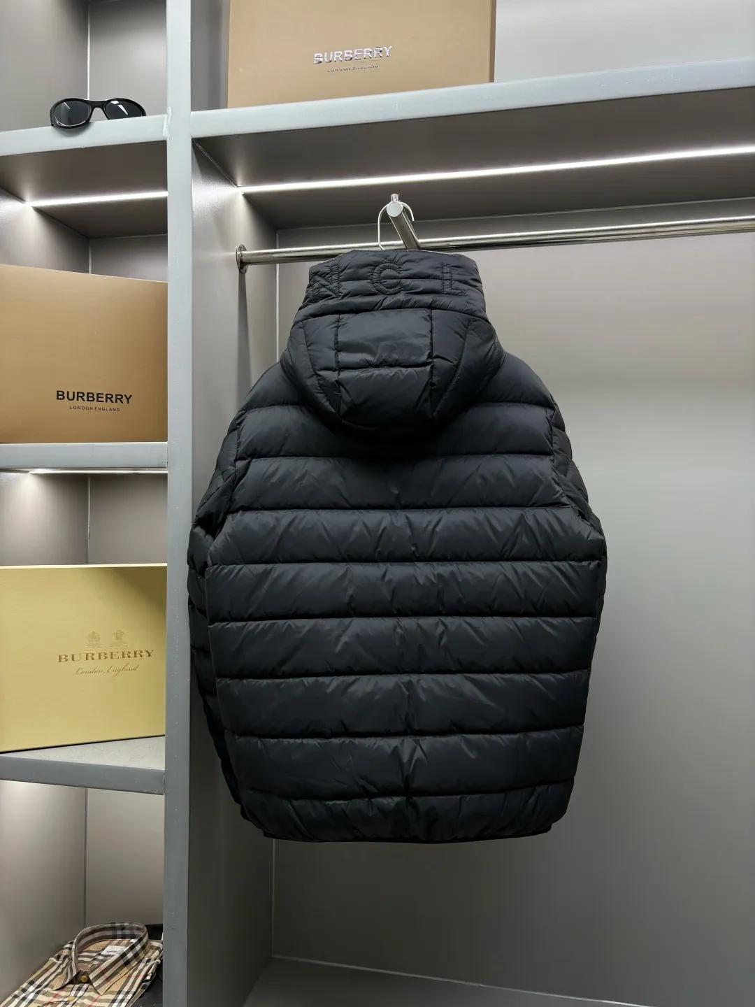 P990 Moncler new hooded down jacket. This down jacket is a warm "armor" in winter. It has a classic color scheme, is versatile and easy to wear, and has a high-end texture. The accessories are customized at the counter and are developed one-to-one from the original version. They are filled with imported top-quality white duck down. They are light but super warm. They feel no weight when worn and can easily withstand the cold. The hooded design is thoughtful and windproof, and the details are exquisite. Whether it is daily commuting or outdoor travel, it can be perfectly adapted to keep you fashionable and comfortable in the cold winter ~ Size: M-XXXL Color: Black Olive Green