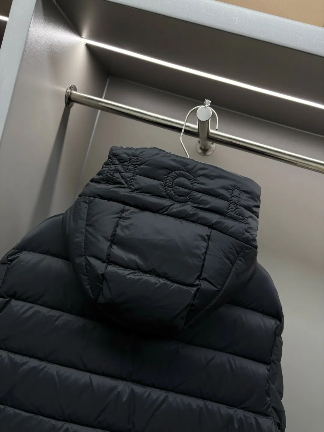 P990 Moncler new hooded down jacket. This down jacket is a warm "armor" in winter. It has a classic color scheme, is versatile and easy to wear, and has a high-end texture. The accessories are customized at the counter and are developed one-to-one from the original version. They are filled with imported top-quality white duck down. They are light but super warm. They feel no weight when worn and can easily withstand the cold. The hooded design is thoughtful and windproof, and the details are exquisite. Whether it is daily commuting or outdoor travel, it can be perfectly adapted to keep you fashionable and comfortable in the cold winter ~ Size: M-XXXL Color: Black Olive Green