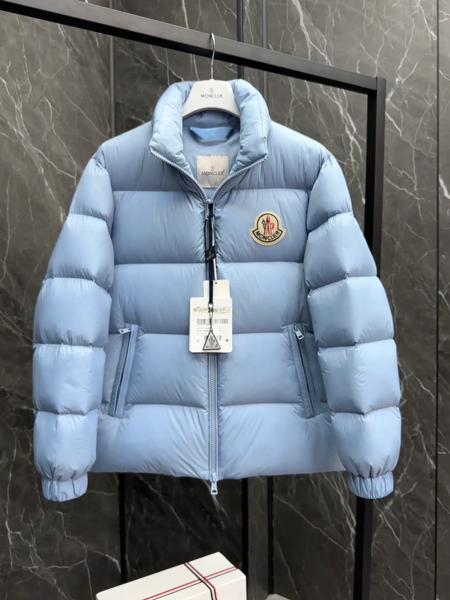 P780 Super King Fried ⬆️Moncler Citala short men's down jacket. Looking at it, there is no other version on the market that can beat it. 130w + one ton of special European duck neck down filling. 850+ fill power, I am twice as thick as the market version, but twice as light. (⚠️ Hot color matching, small inventory, order expedited) The Citala men's short down jacket is made of lightweight fabric in pop colors, emphasizing the youthfulness of the collection. Made from lightweight nylon with a longue saison lining, the Citala down jacket is comfortable and warm without being bulky. This cropped down jacket has a comfortable fit, a signature turtleneck and a quilted, checkered silhouette. Details •Made from lightweight nylon fabric •Longue saison lining •Filled with down (⚠️Premium duck down) •Stand collar •Zip closure •Zip pockets •Elastic cuffs and hem •Felt logo patch Size : 1-5 Couple size. D9875065650