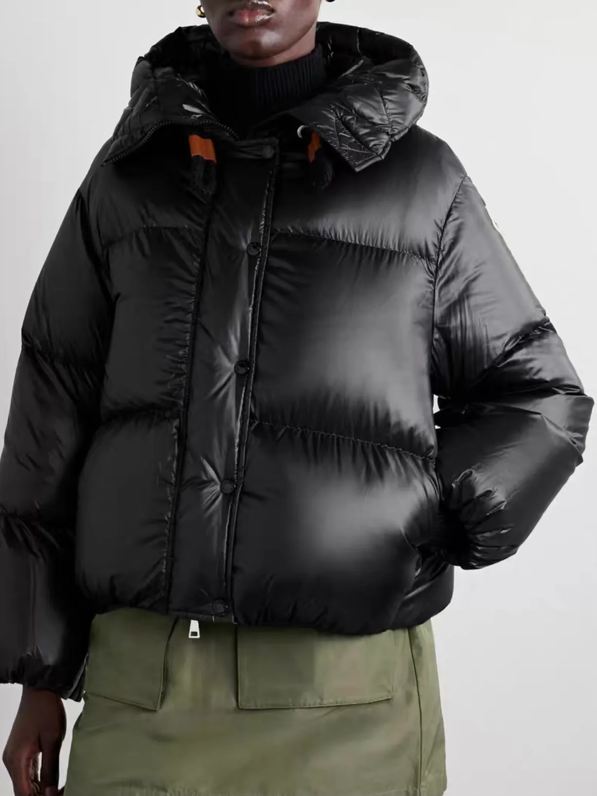 P920 Style number: Y122 Moncler Borey hooded down jacket m hood rope puff bread women's lightweight longue saison nylon down jacket, DIST certified, quilted design. Dropped shoulders, drawstring hood, and funnel neck for a casual and lazy look. Two-way zipper and snap button on the front, elastic hem and cuffs for better wind protection and warmth. The sleeves have hidden snap buttons that open and can be worn as a cape. 90 velvet filling. Color: black/coffee Size: 0/1/2