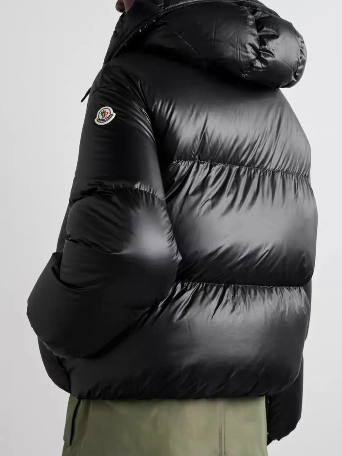 P920 Style number: Y122 Moncler Borey hooded down jacket m hood rope puff bread women's lightweight longue saison nylon down jacket, DIST certified, quilted design. Dropped shoulders, drawstring hood, and funnel neck for a casual and lazy look. Two-way zipper and snap button on the front, elastic hem and cuffs for better wind protection and warmth. The sleeves have hidden snap buttons that open and can be worn as a cape. 90 velvet filling. Color: black/coffee Size: 0/1/2