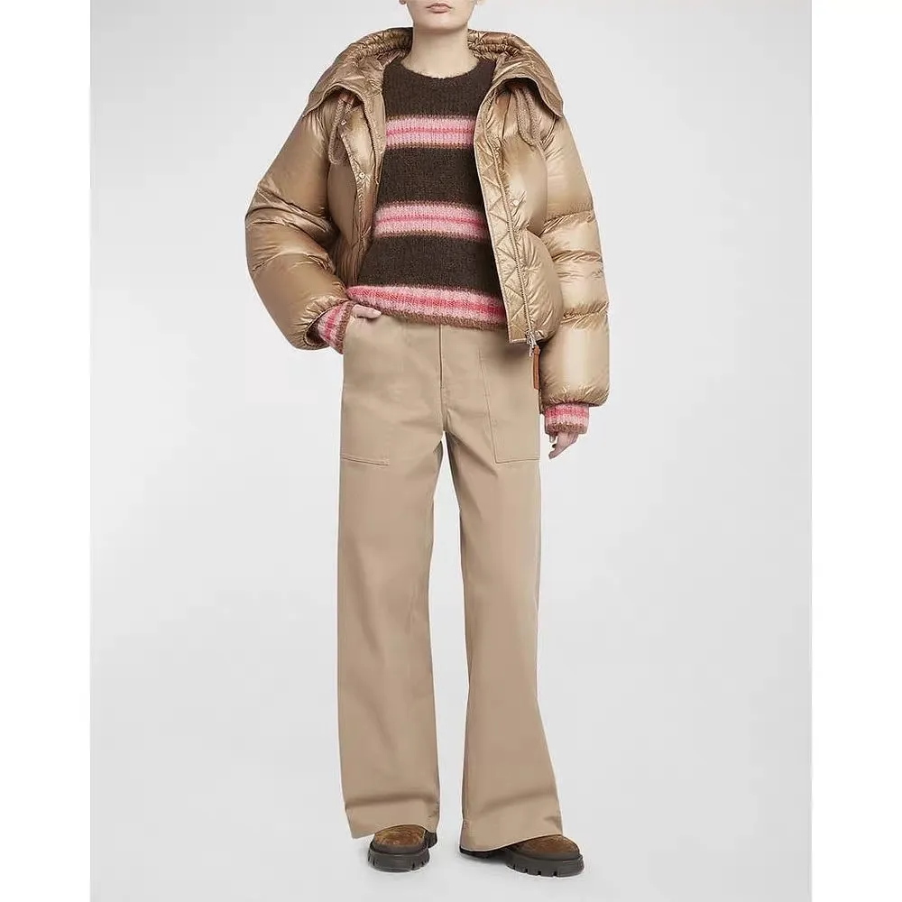 P920 Style number: Y122 Moncler Borey hooded down jacket m hood rope puff bread women's lightweight longue saison nylon down jacket, DIST certified, quilted design. Dropped shoulders, drawstring hood, and funnel neck for a casual and lazy look. Two-way zipper and snap button on the front, elastic hem and cuffs for better wind protection and warmth. The sleeves have hidden snap buttons that open and can be worn as a cape. 90 velvet filling. Color: black/coffee Size: 0/1/2