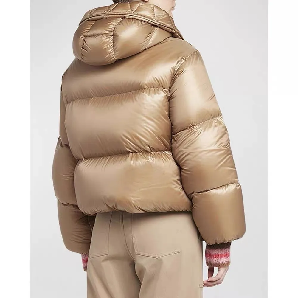 P920 Style number: Y122 Moncler Borey hooded down jacket m hood rope puff bread women's lightweight longue saison nylon down jacket, DIST certified, quilted design. Dropped shoulders, drawstring hood, and funnel neck for a casual and lazy look. Two-way zipper and snap button on the front, elastic hem and cuffs for better wind protection and warmth. The sleeves have hidden snap buttons that open and can be worn as a cape. 90 velvet filling. Color: black/coffee Size: 0/1/2