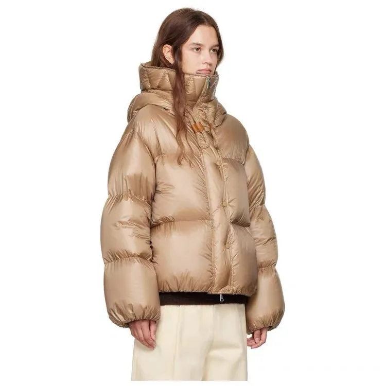 P920 Style number: Y122 Moncler Borey hooded down jacket m hood rope puff bread women's lightweight longue saison nylon down jacket, DIST certified, quilted design. Dropped shoulders, drawstring hood, and funnel neck for a casual and lazy look. Two-way zipper and snap button on the front, elastic hem and cuffs for better wind protection and warmth. The sleeves have hidden snap buttons that open and can be worn as a cape. 90 velvet filling. Color: black/coffee Size: 0/1/2