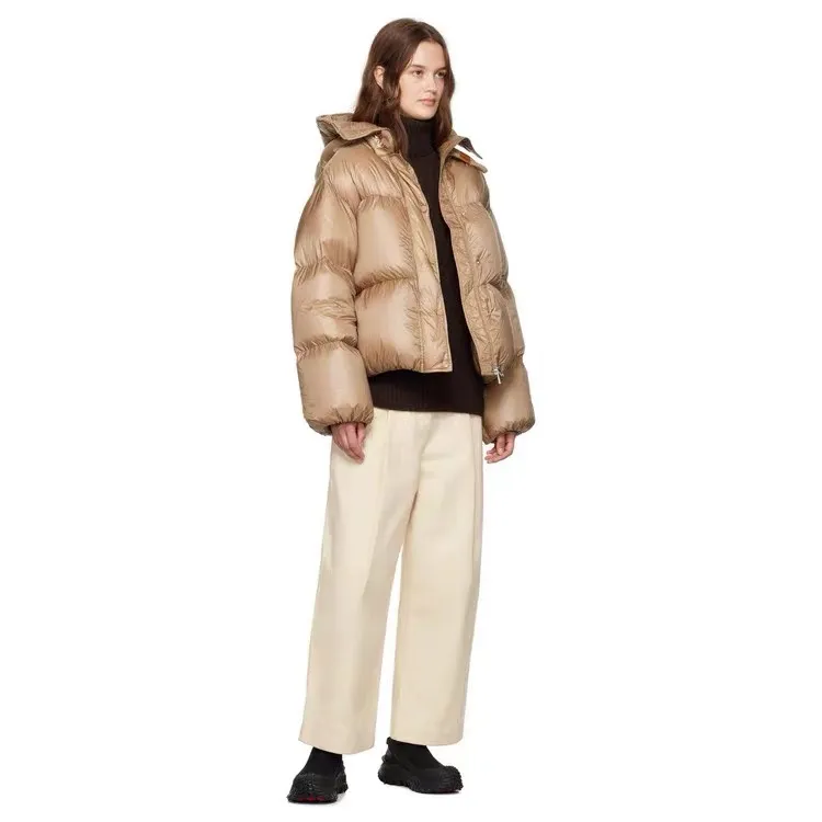 P920 Style number: Y122 Moncler Borey hooded down jacket m hood rope puff bread women's lightweight longue saison nylon down jacket, DIST certified, quilted design. Dropped shoulders, drawstring hood, and funnel neck for a casual and lazy look. Two-way zipper and snap button on the front, elastic hem and cuffs for better wind protection and warmth. The sleeves have hidden snap buttons that open and can be worn as a cape. 90 velvet filling. Color: black/coffee Size: 0/1/2