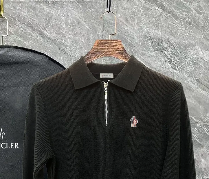 P250 Moncler masked zipper lapel sweater, the latest 2025 casual Polo wool sweater.  The texture is delicate, soft and comfortable, skin-friendly and warm, not easy to deform, simple and high-end style, and the logo on the chest is very exquisite and perfect! The upper body effect is very strong 👍 Color: black, gray Size: S-XL
