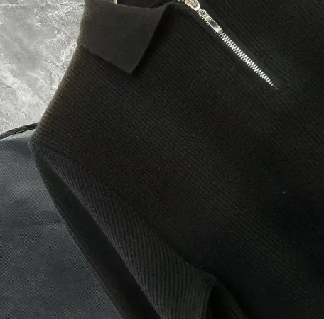 P250 Moncler masked zipper lapel sweater, the latest 2025 casual Polo wool sweater.  The texture is delicate, soft and comfortable, skin-friendly and warm, not easy to deform, simple and high-end style, and the logo on the chest is very exquisite and perfect! The upper body effect is very strong 👍 Color: black, gray Size: S-XL