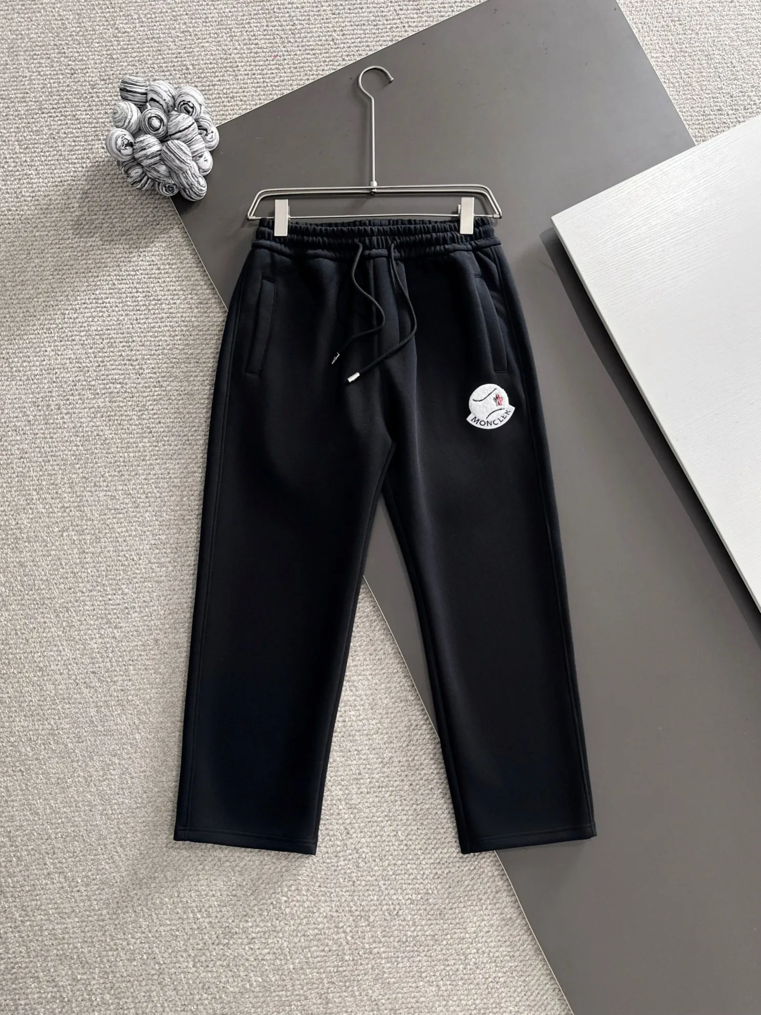 P310 MONCLER* (exclusive quality in the market) hot style 2꯭0꯭2꯭5 new autumn pants original ⌚️ high version with a mask. The fabric is made of 380g high-density double-sided Chinese custom fabric. It does not deform or shrink. The three-dimensional drape is amazing. Process introduction: The front and back panels are made of Behringer stacked show thousands of towel embroidery. Standard custom hardware accessories. Color: black SIZE: M-XXXL