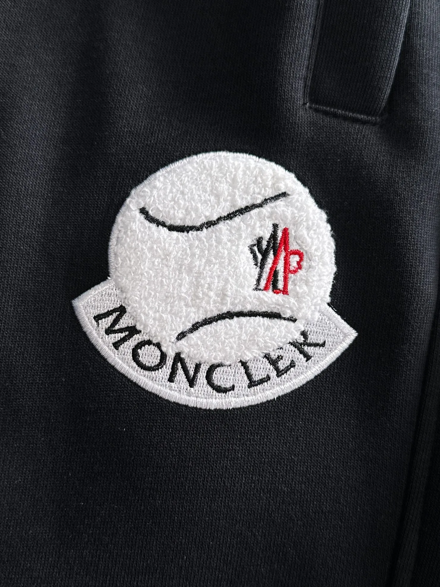P310 MONCLER* (exclusive quality in the market) hot style 2꯭0꯭2꯭5 new autumn pants original ⌚️ high version with a mask. The fabric is made of 380g high-density double-sided Chinese custom fabric. It does not deform or shrink. The three-dimensional drape is amazing. Process introduction: The front and back panels are made of Behringer stacked show thousands of towel embroidery. Standard custom hardware accessories. Color: black SIZE: M-XXXL