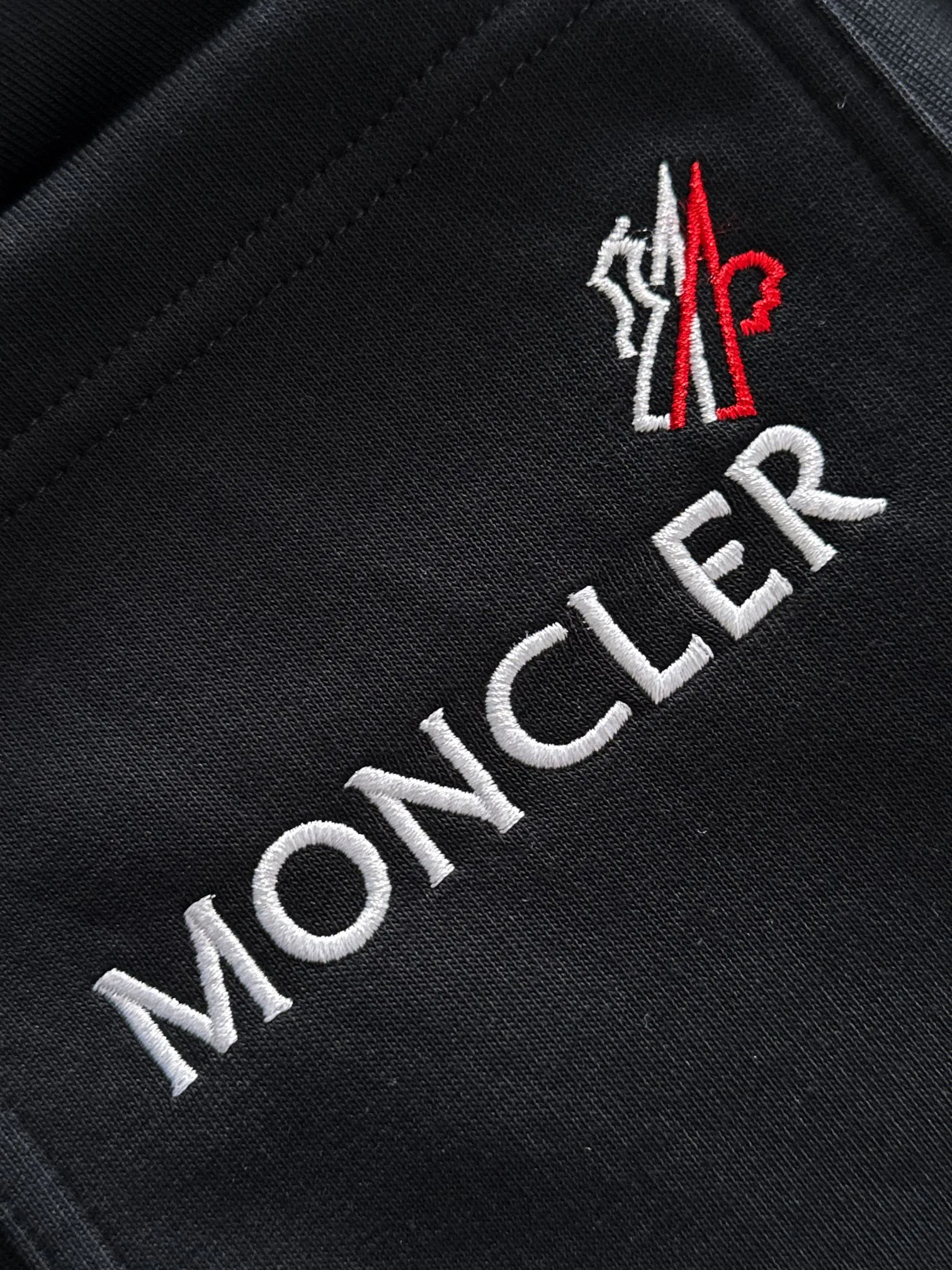 P310 MONCLER* (exclusive quality in the market) hot style 2꯭0꯭2꯭5 new autumn pants original ⌚️ high version with a mask. The fabric is made of 380g high-density double-sided Chinese custom fabric. It does not deform or shrink. The three-dimensional drape is amazing. Process introduction: The front and back panels are made of Behringer stacked show thousands of towel embroidery. Standard custom hardware accessories. Color: black SIZE: M-XXXL