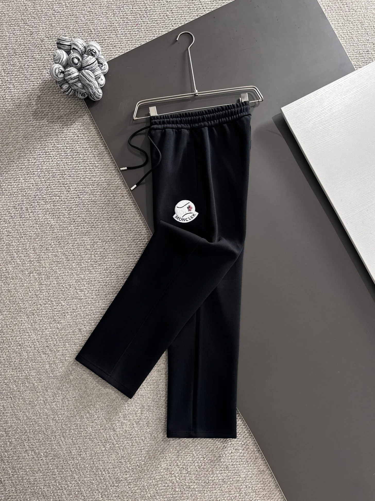 P310 MONCLER* (exclusive quality in the market) hot style 2꯭0꯭2꯭5 new autumn pants original ⌚️ high version with a mask. The fabric is made of 380g high-density double-sided Chinese custom fabric. It does not deform or shrink. The three-dimensional drape is amazing. Process introduction: The front and back panels are made of Behringer stacked show thousands of towel embroidery. Standard custom hardware accessories. Color: black SIZE: M-XXXL