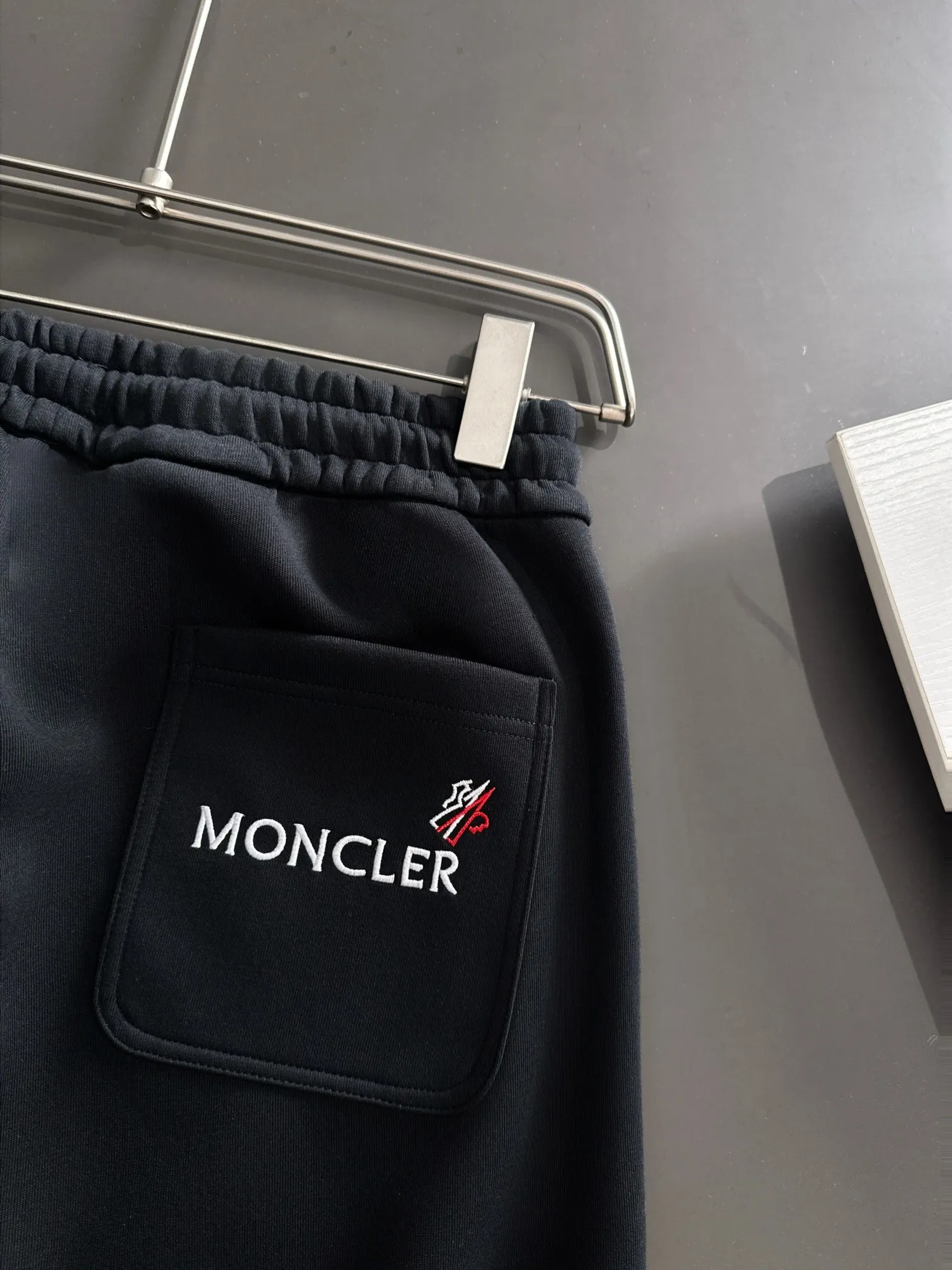 P310 MONCLER* (exclusive quality in the market) hot style 2꯭0꯭2꯭5 new autumn pants original ⌚️ high version with a mask. The fabric is made of 380g high-density double-sided Chinese custom fabric. It does not deform or shrink. The three-dimensional drape is amazing. Process introduction: The front and back panels are made of Behringer stacked show thousands of towel embroidery. Standard custom hardware accessories. Color: black SIZE: M-XXXL