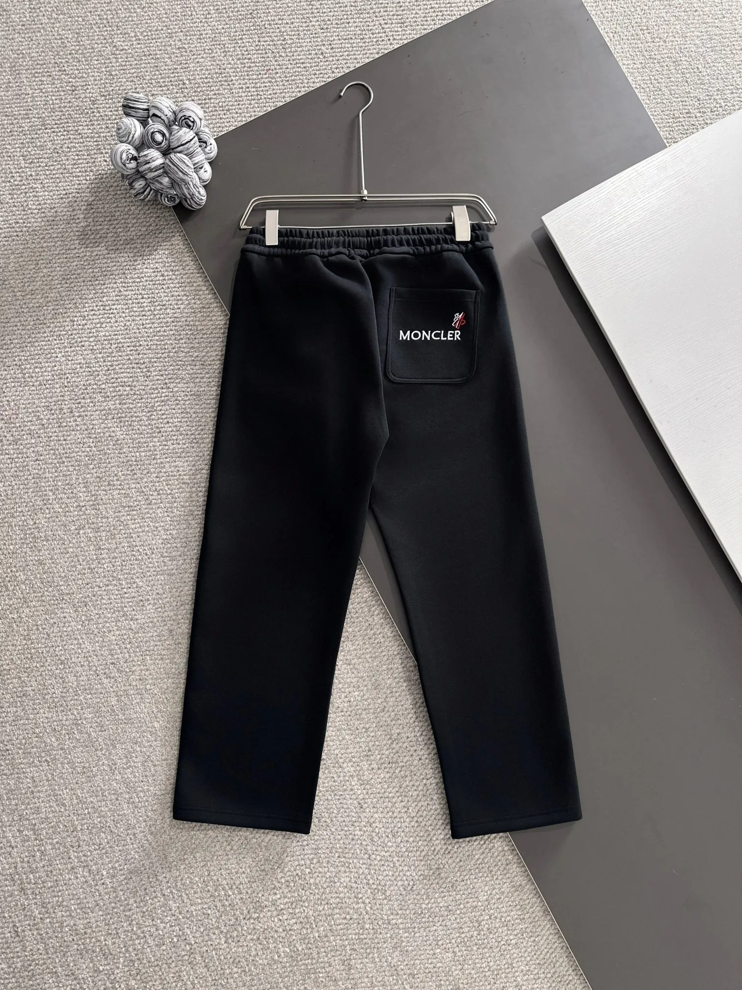 P310 MONCLER* (exclusive quality in the market) hot style 2꯭0꯭2꯭5 new autumn pants original ⌚️ high version with a mask. The fabric is made of 380g high-density double-sided Chinese custom fabric. It does not deform or shrink. The three-dimensional drape is amazing. Process introduction: The front and back panels are made of Behringer stacked show thousands of towel embroidery. Standard custom hardware accessories. Color: black SIZE: M-XXXL