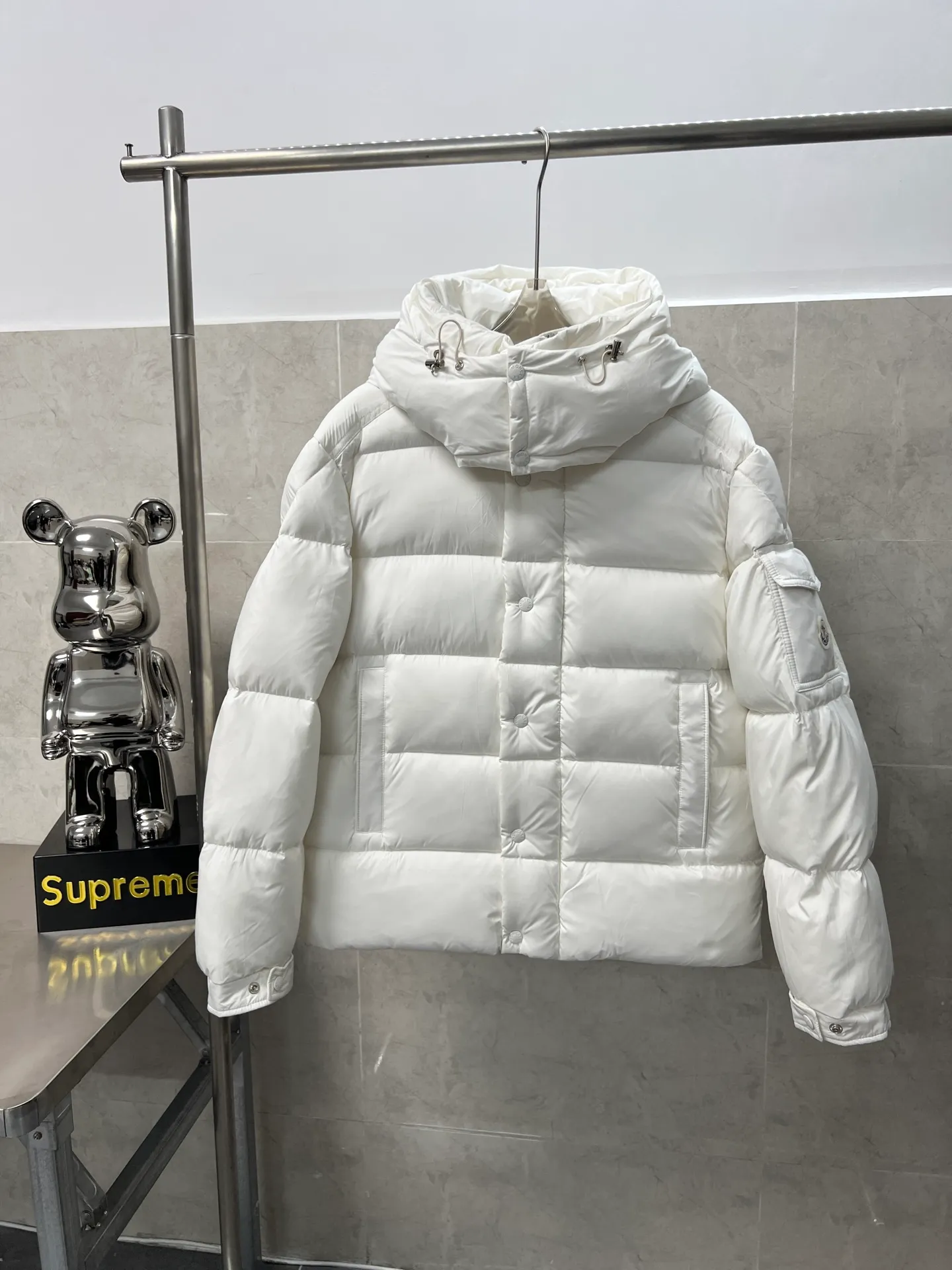 P820 ​​Moncler Mouth Matte Maya Short Down Jacket This short parka down jacket is made of longueSaion fabric. The garment is full of functional details to ensure warmth and care. Features removable hood, zip pockets, adjustable cuffs, and snap-zip flap fly. Logo embellished sleeves. It adds a unique touch to the overall shape while significantly improving the protective performance. Color: black, white, off-white, pearl white, pink. Size: 12345