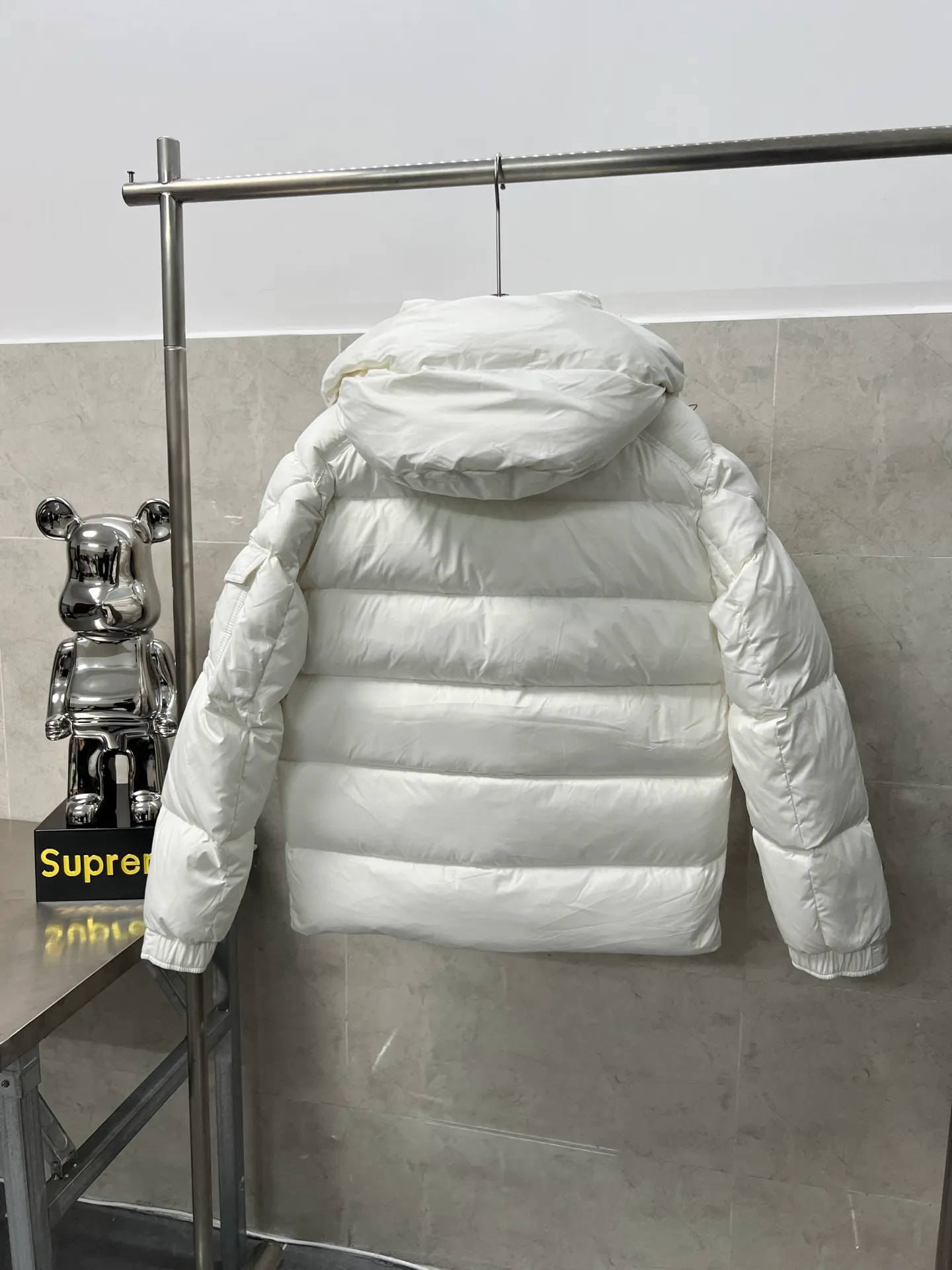 P820 ​​Moncler Mouth Matte Maya Short Down Jacket This short parka down jacket is made of longueSaion fabric. The garment is full of functional details to ensure warmth and care. Features removable hood, zip pockets, adjustable cuffs, and snap-zip flap fly. Logo embellished sleeves. It adds a unique touch to the overall shape while significantly improving the protective performance. Color: black, white, off-white, pearl white, pink. Size: 12345