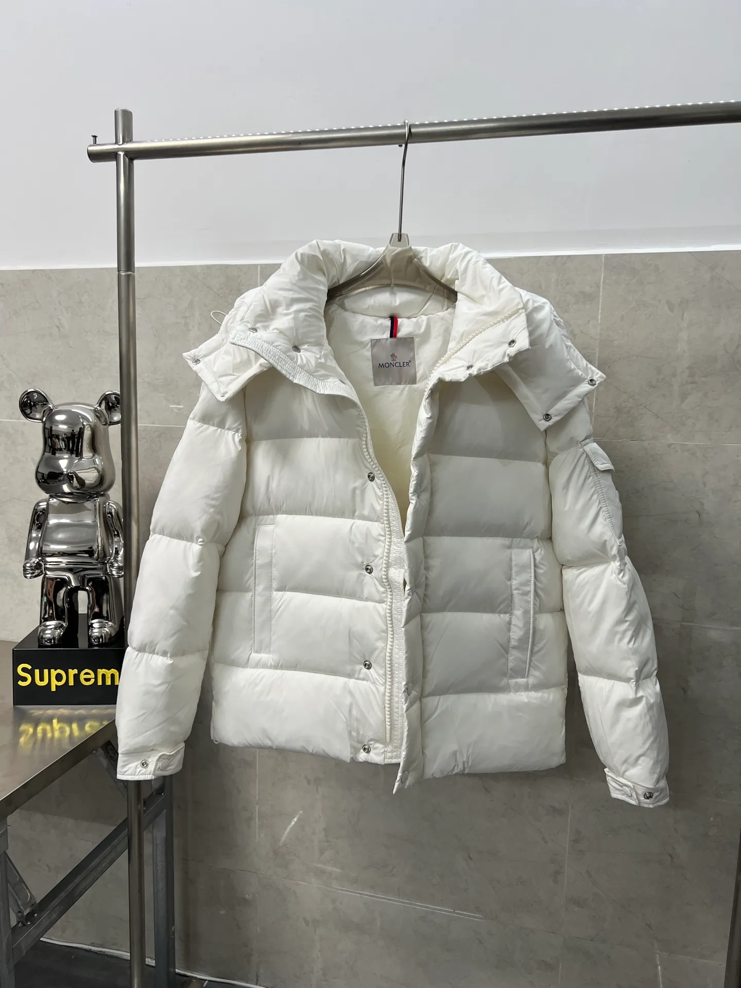 P820 ​​Moncler Mouth Matte Maya Short Down Jacket This short parka down jacket is made of longueSaion fabric. The garment is full of functional details to ensure warmth and care. Features removable hood, zip pockets, adjustable cuffs, and snap-zip flap fly. Logo embellished sleeves. It adds a unique touch to the overall shape while significantly improving the protective performance. Color: black, white, off-white, pearl white, pink. Size: 12345