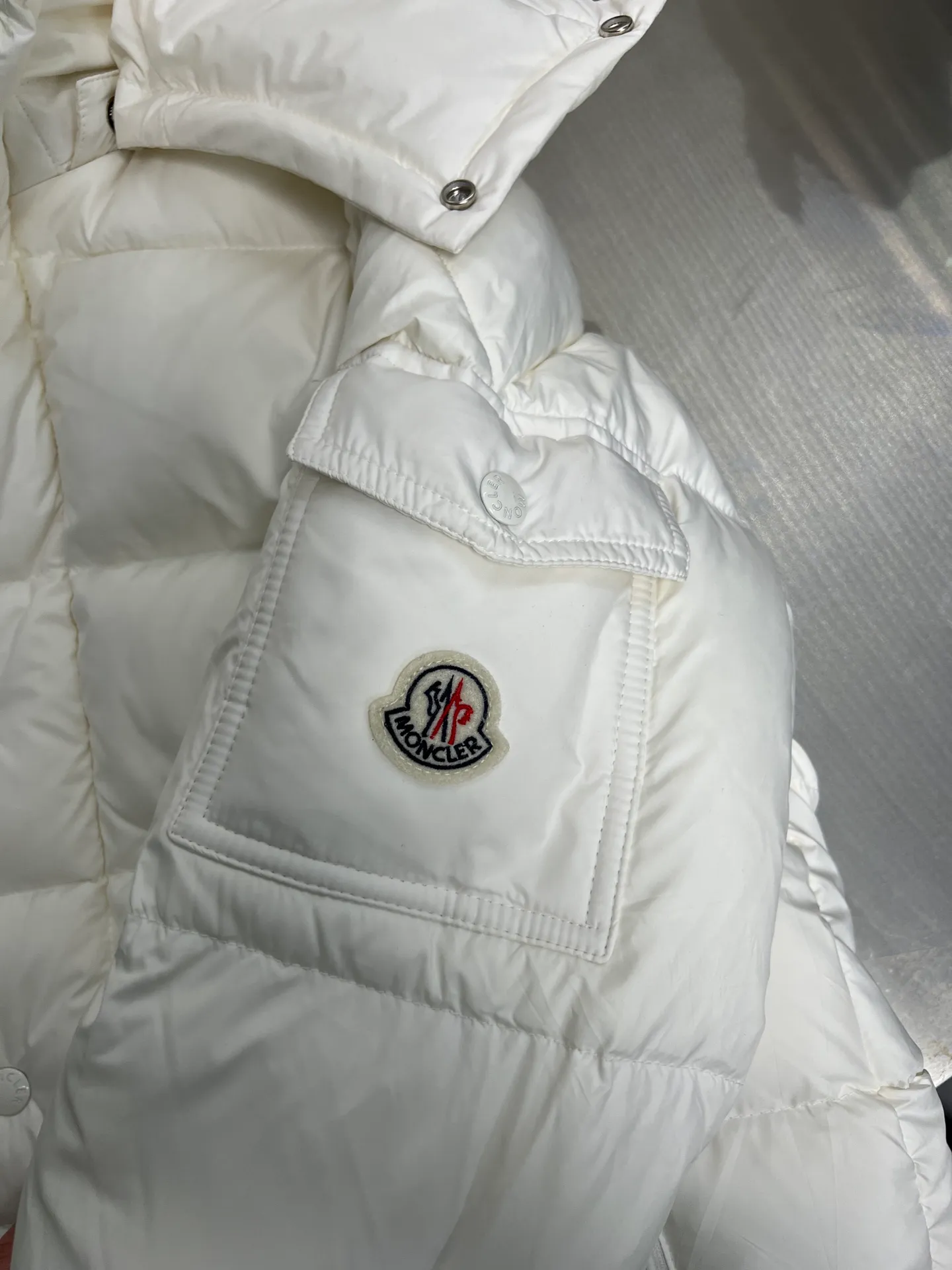 P820 ​​Moncler Mouth Matte Maya Short Down Jacket This short parka down jacket is made of longueSaion fabric. The garment is full of functional details to ensure warmth and care. Features removable hood, zip pockets, adjustable cuffs, and snap-zip flap fly. Logo embellished sleeves. It adds a unique touch to the overall shape while significantly improving the protective performance. Color: black, white, off-white, pearl white, pink. Size: 12345