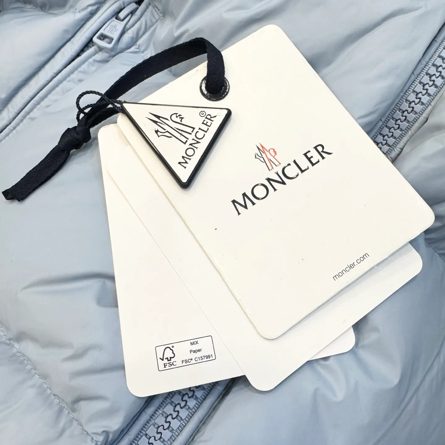 P840 Brand: MONCLER Filling: 90 white duck down Weight: 290 Size: 12345 Color: Black Blue Citala down jacket uses ultra-light nylon lining and longue saison to ensure a high degree of warmth without sacrificing lightness. The style features a comfortable fit, unique high collar and pudding quilting.    Made of ultralight nylon saison bench lining feather filling stand collar zipper closure zipper pockets elasticated cuffs and bottom of garment felt logo patch size and fit