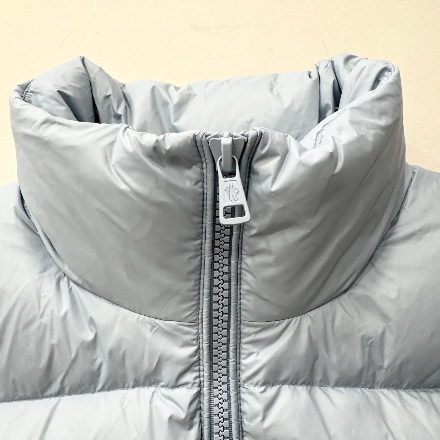 P840 Brand: MONCLER Filling: 90 white duck down Weight: 290 Size: 12345 Color: Black Blue Citala down jacket uses ultra-light nylon lining and longue saison to ensure a high degree of warmth without sacrificing lightness. The style features a comfortable fit, unique high collar and pudding quilting.    Made of ultralight nylon saison bench lining feather filling stand collar zipper closure zipper pockets elasticated cuffs and bottom of garment felt logo patch size and fit