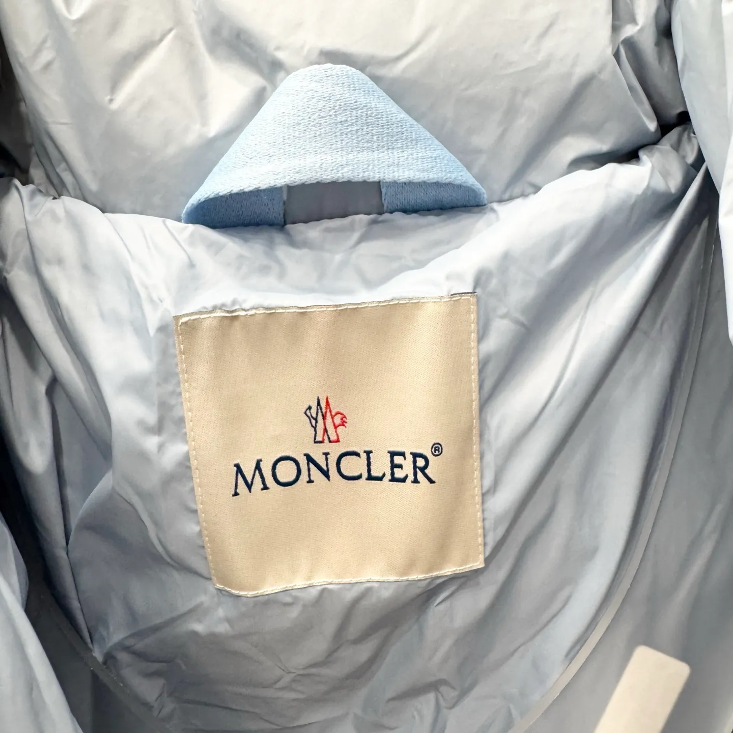 P840 Brand: MONCLER Filling: 90 white duck down Weight: 290 Size: 12345 Color: Black Blue Citala down jacket uses ultra-light nylon lining and longue saison to ensure a high degree of warmth without sacrificing lightness. The style features a comfortable fit, unique high collar and pudding quilting.    Made of ultralight nylon saison bench lining feather filling stand collar zipper closure zipper pockets elasticated cuffs and bottom of garment felt logo patch size and fit