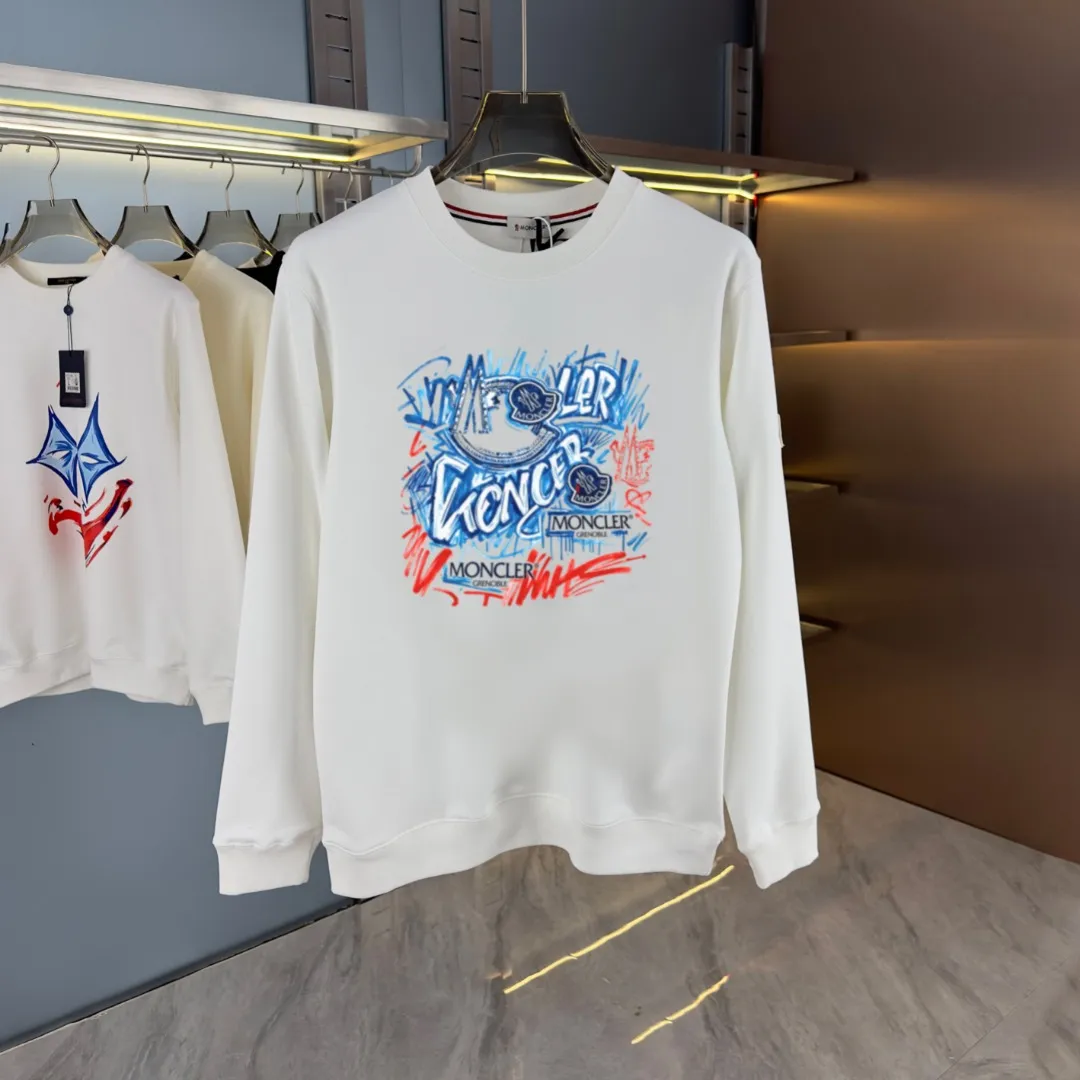 P210 high version sweatshirt) 📦With exclusive packaging📦 [Long-term ready stock] Upgraded version "Mobile phone smart sensor ~ NFC chip armband ~ Directly to the official website for anti-counterfeiting" 〖 𝐌𝐎𝐍𝐂𝐋𝐄𝐑 ~ Mouth covering〗 2025 new high quality, using 450 grams of heavyweight fabric Different from the market currency, you can mix and match everything at will and you will be handsome😎The whole clothes is made of double waistcoats. The double waistcoats make the whole dress more three-dimensional. It is not an ordinary factory that can do such fine work. 2025 autumn and winter new style, on sale at the counter, exquisite printed round neck terry sweatshirt. High-end double-ply cotton. Customized stretch ribs are dyed in the same vat. Three standards are complete. It is matched with digital printing patterns and is very breathable. Same style for men and women. Color: black, white, apricot. Size: S M L XL 2XL