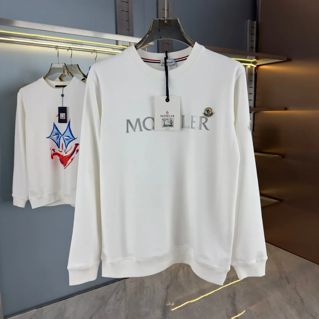 P210 high version sweatshirt) 📦With exclusive packaging📦 [Long-term ready stock] Upgraded version "Mobile phone smart sensor ~ NFC chip armband ~ Directly to the official website for anti-counterfeiting" 〖 𝐌𝐎𝐍𝐂𝐋𝐄𝐑 ~ Mouth covering〗 2025 new high quality, using 450 grams of heavyweight fabric Different from the market currency, you can mix and match everything at will and you will be handsome😎The whole clothes is made of double waistcoats. The double waistcoats make the whole dress more three-dimensional. It is not an ordinary factory that can do such fine work. 2025 autumn and winter new style, on sale at the counter, exquisite printed round neck terry sweatshirt. High-end double-ply cotton. Customized stretch ribs are dyed in the same vat. Three standards are complete. It is matched with digital printing patterns and is very breathable. Same style for men and women. Color: black, white, apricot. Size: S M L XL 2XL
