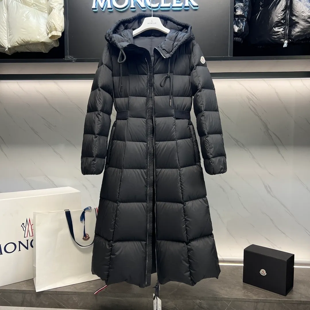 P1040 Premium Down ⬆️Moncler’s new winter product Faucon Long Women’s (⚠️Special grade goose down filling, tag barcode model number corresponds to the official website, tag has built-in NFC inductor anti-counterfeiting, this filling technology is in the skirt, super downy one) The popular Faucon Women’s Long Down is a must-have for the fugitive princess. It interprets classic items in new proportions, showing impeccable fashion style. Product Details Faucon long down is made of polyester fiber fabric and has a slim, wide silhouette with a nipped-in waist. The Longue saison lining is lightweight and the three-dimensional hood adds a finishing touch to the style. Made of polyester fabric •Longue saison lining •Down filling •Adjustable hood •Zipper closure •Zip pockets •Elastic waist •Logo patch Size: 0-3 Fairy Style