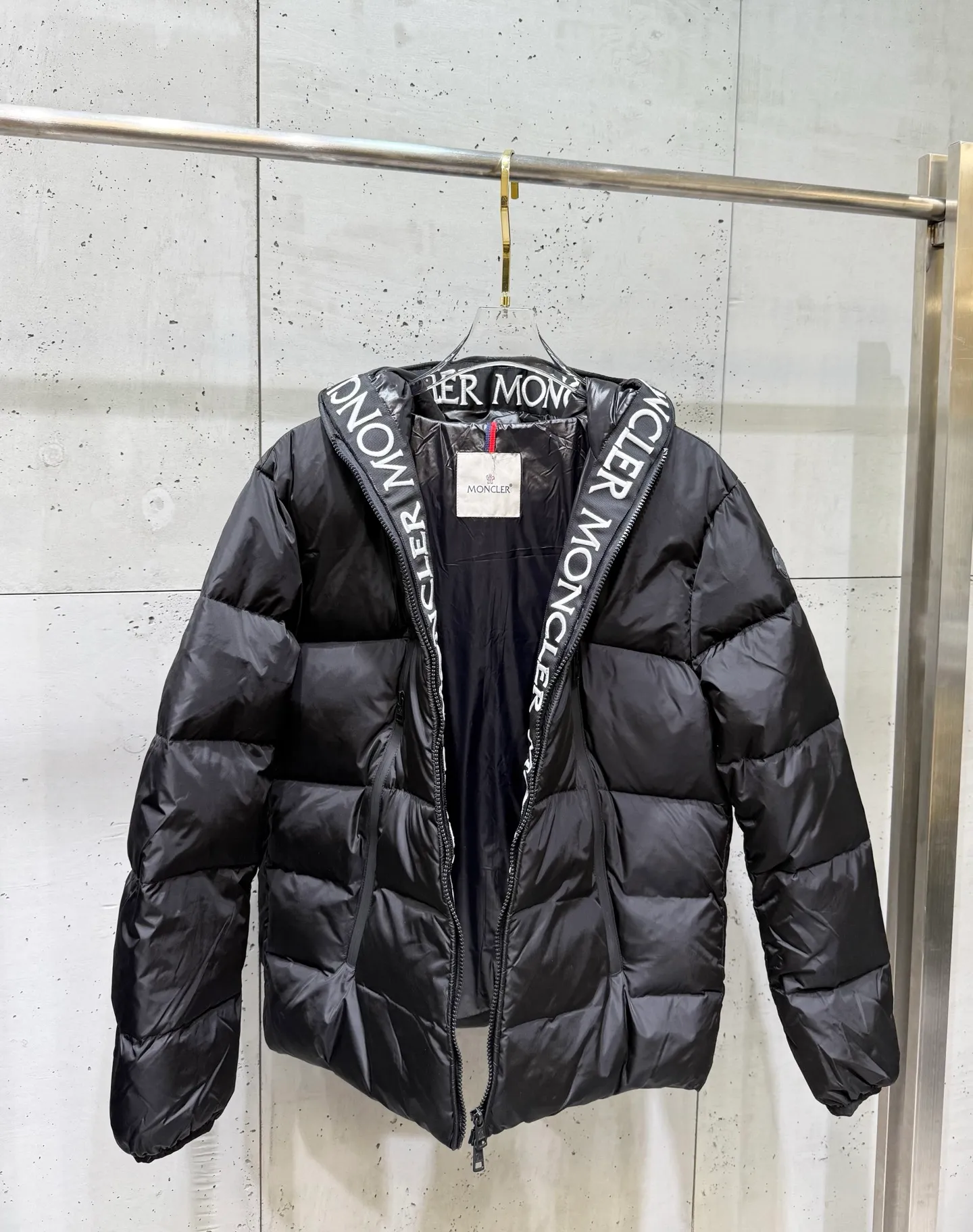 P800 Moncler down jacket with large webbing and embroidered letters, upgraded logo with induction anti-counterfeiting and the latest NFC anti-counterfeiting technology. Same style, filled with 90 white duck down fluffy and full, customer-supplied fabrics, original hardware molding, placket with large letters embroidered webbing, same style for men and women. Color code number: 1 2 3 4 5